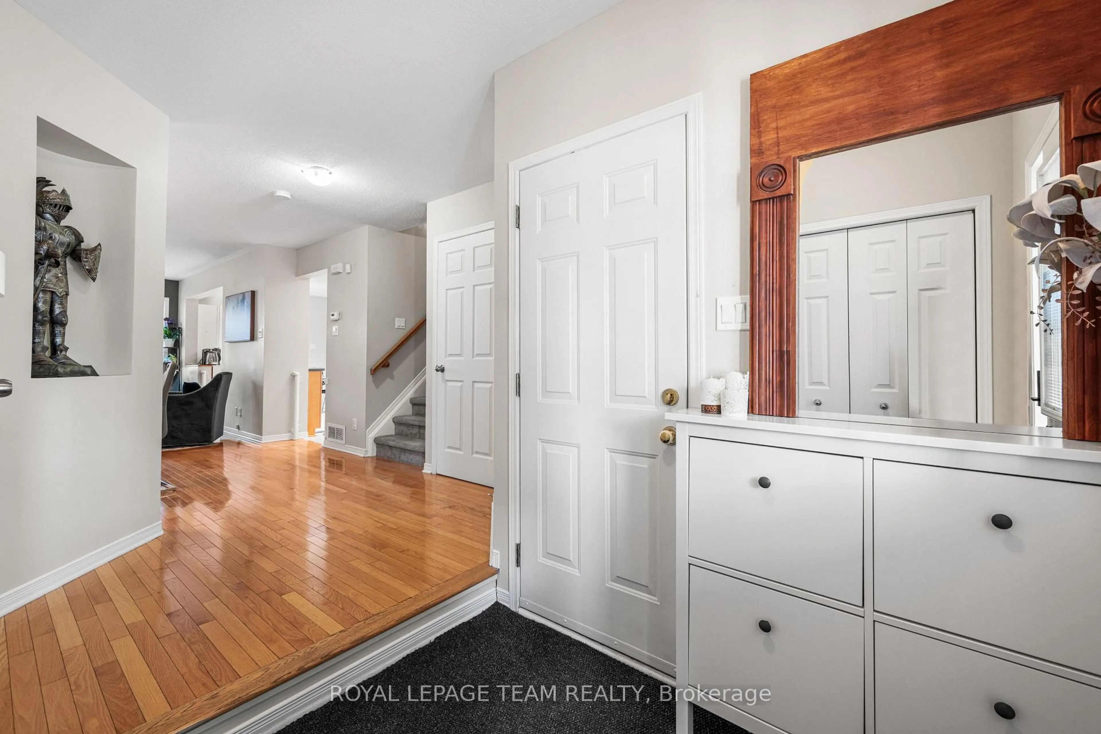 Indoor entryway for 25 Inverkip Ave, Ottawa Ontario K1T 4B7