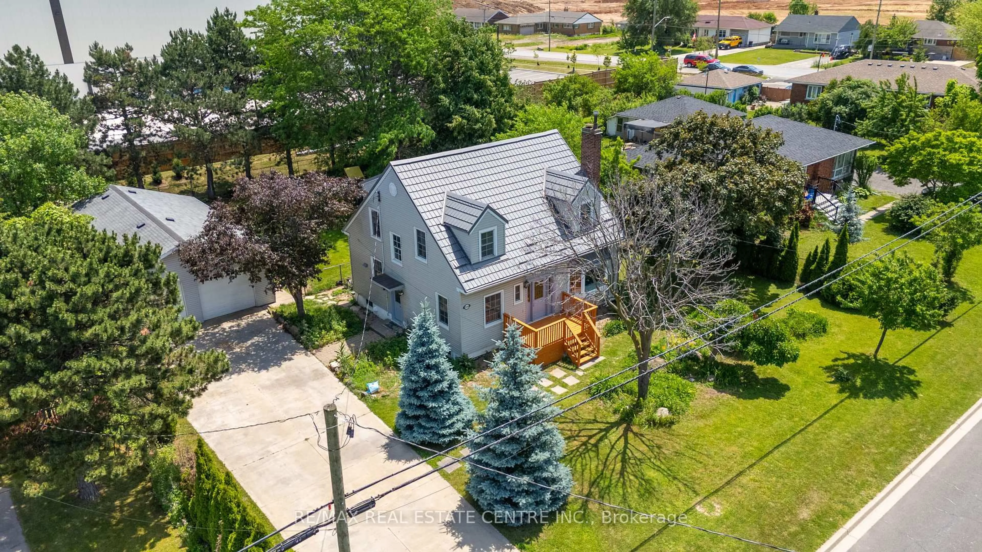 A pic from outside/outdoor area/front of a property/back of a property/a pic from drone, street for 324 McNeilly Rd, Hamilton Ontario L8E 5H4