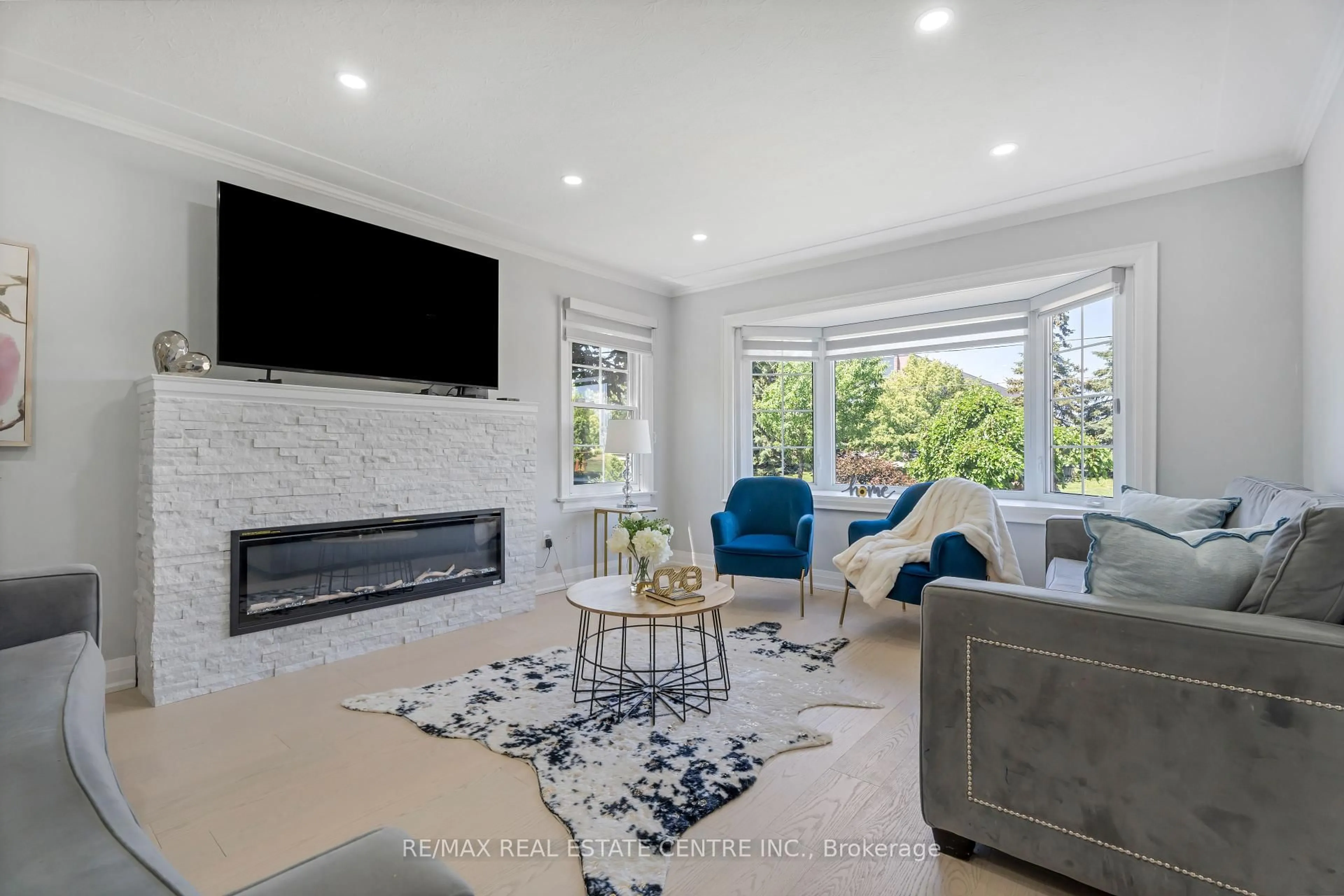 Living room with furniture, unknown for 324 McNeilly Rd, Hamilton Ontario L8E 5H4
