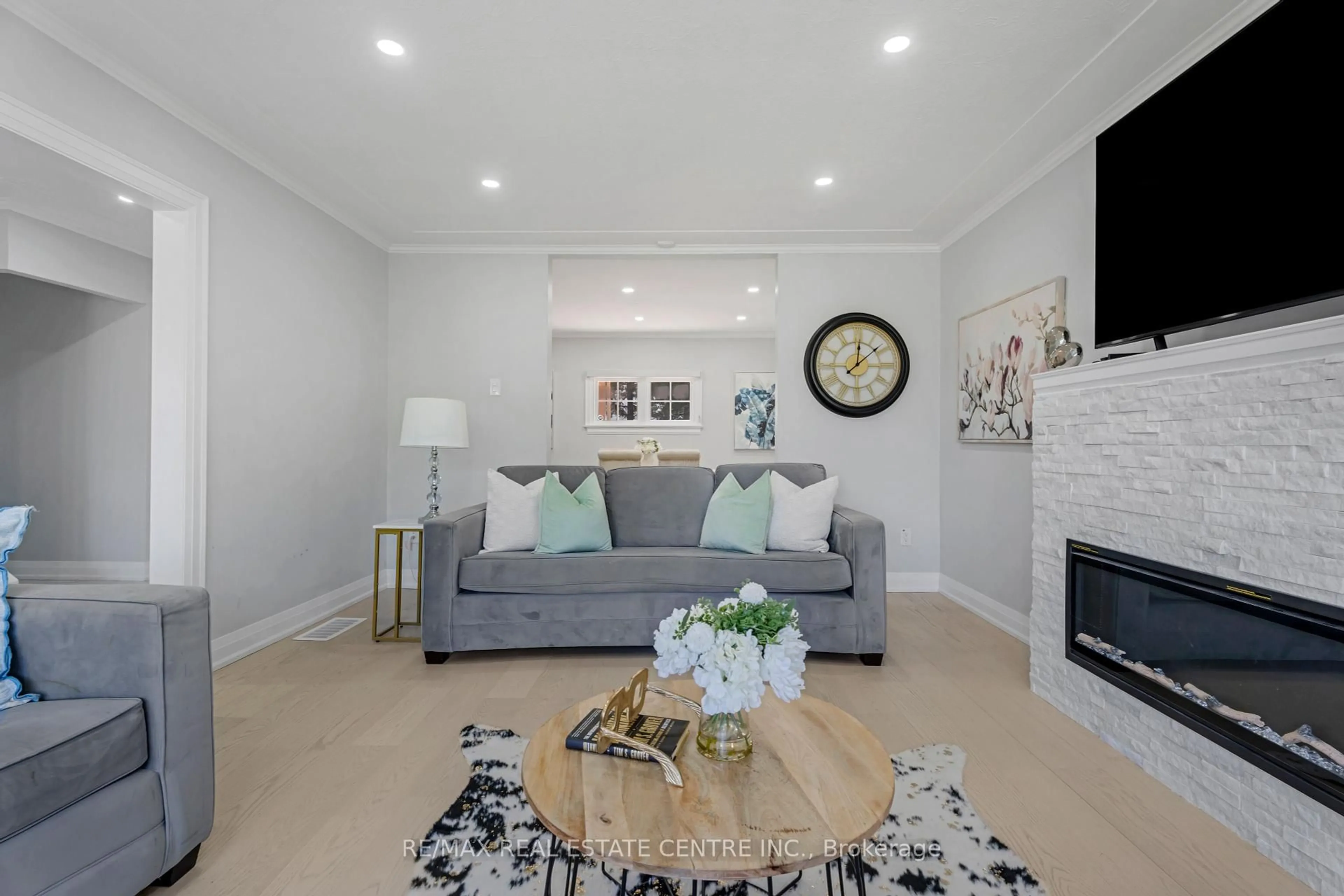 Living room with furniture, unknown for 324 McNeilly Rd, Hamilton Ontario L8E 5H4