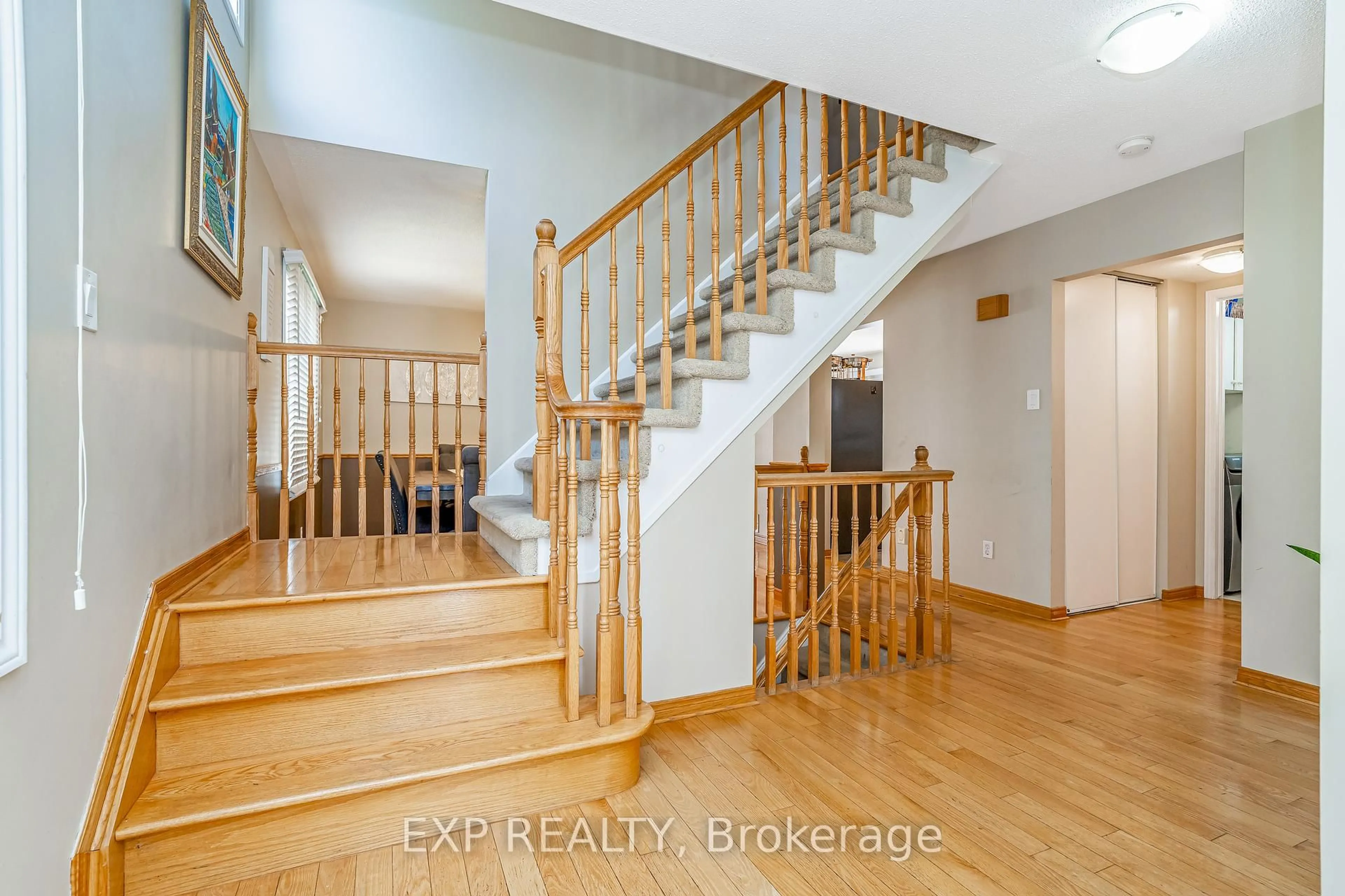 Indoor entryway for 2103 Gardenway Dr, Ottawa Ontario K4A 3K2