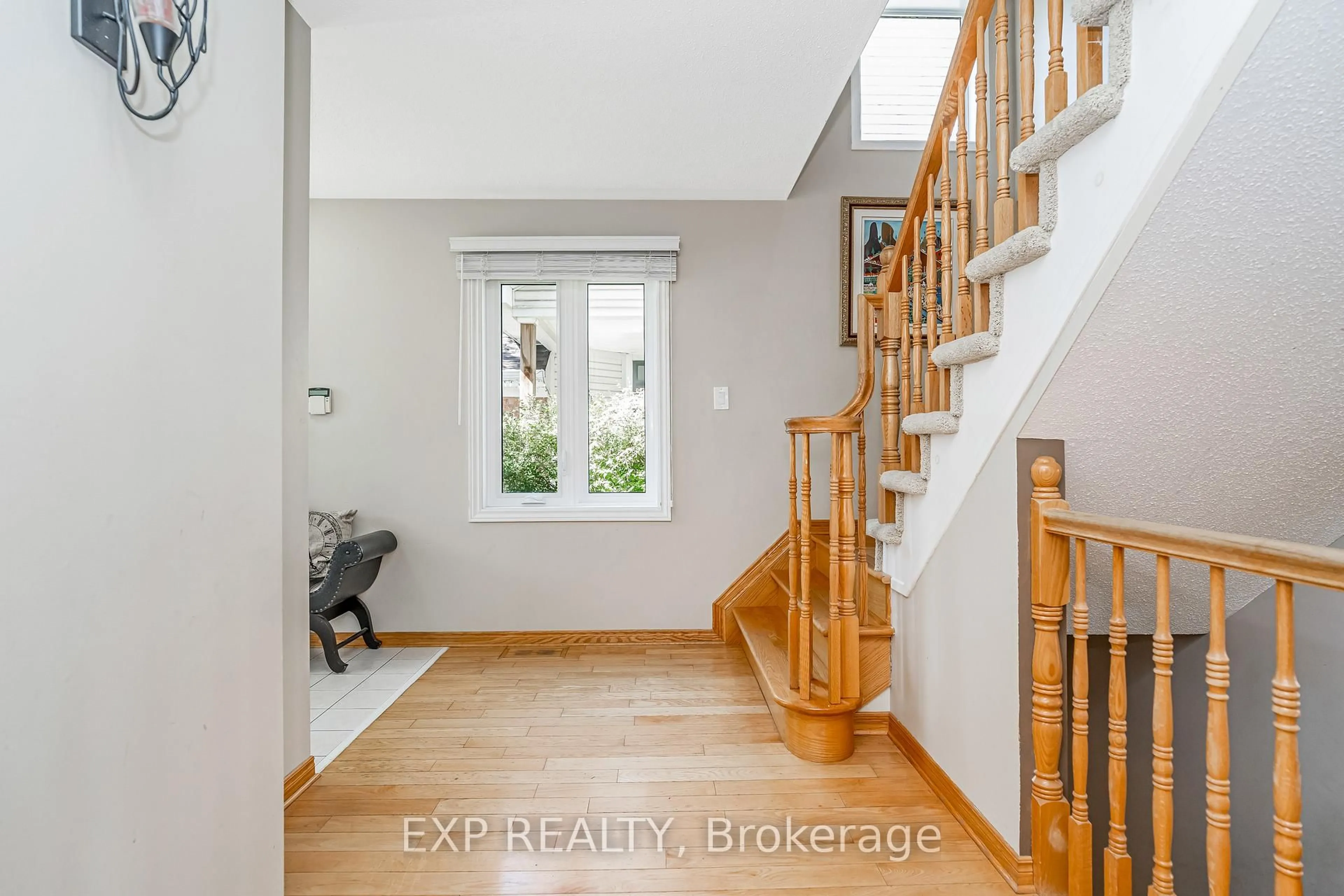 Indoor entryway for 2103 Gardenway Dr, Ottawa Ontario K4A 3K2