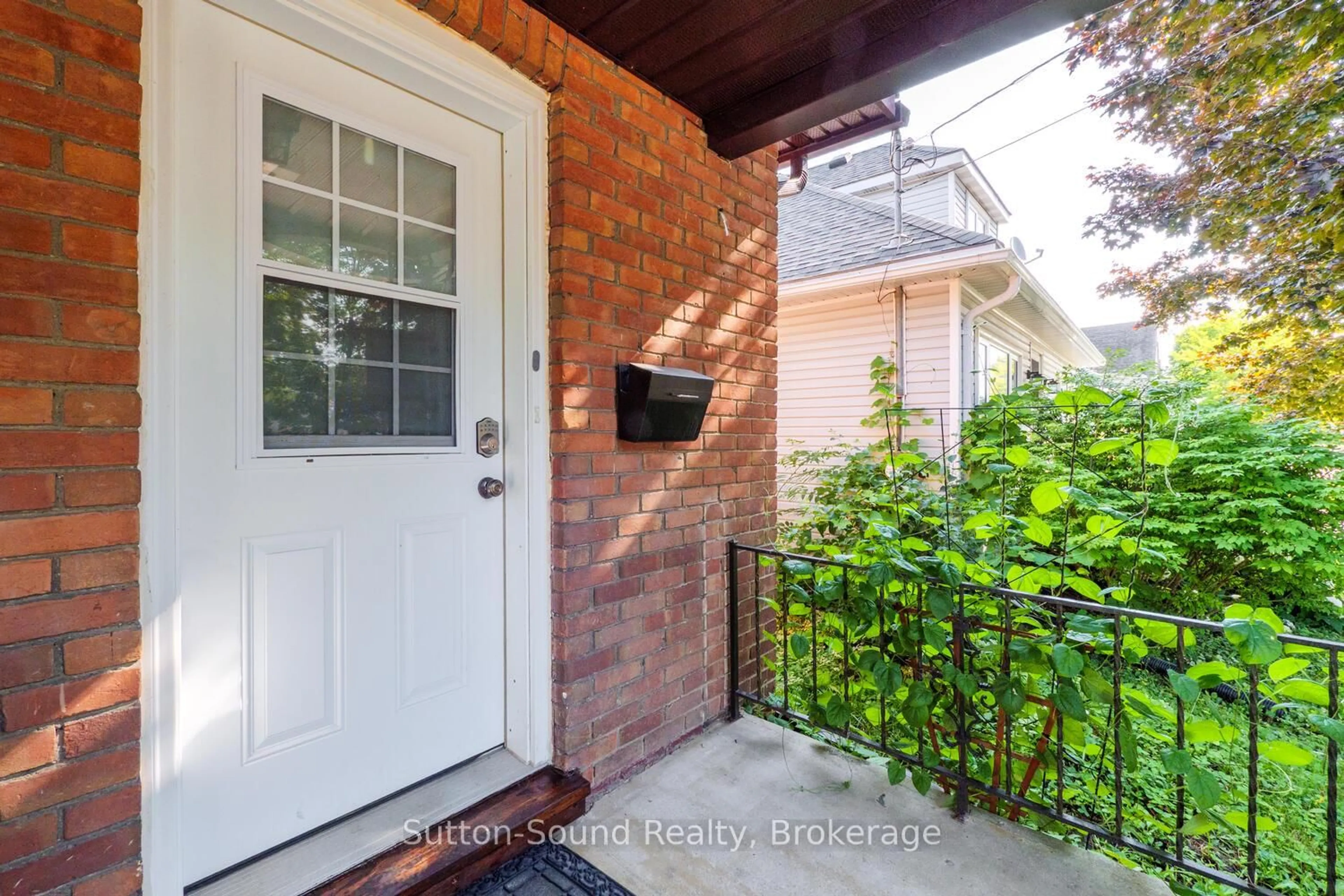 Indoor entryway for 558 13th A St, Owen Sound Ontario N4K 3X1