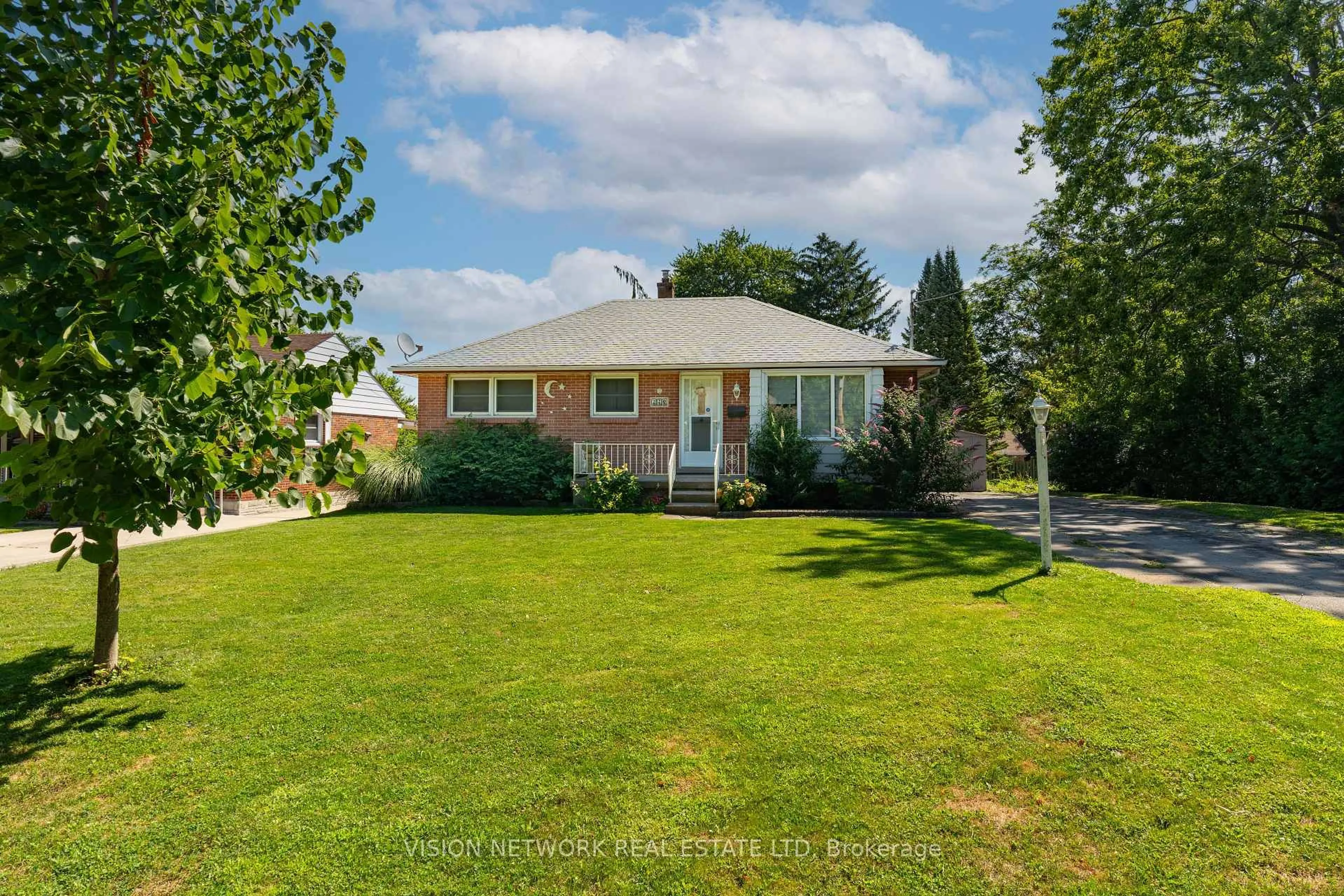 A pic from outside/outdoor area/front of a property/back of a property/a pic from drone, street for 220 Trowbridge Ave, London South Ontario N6J 3M3