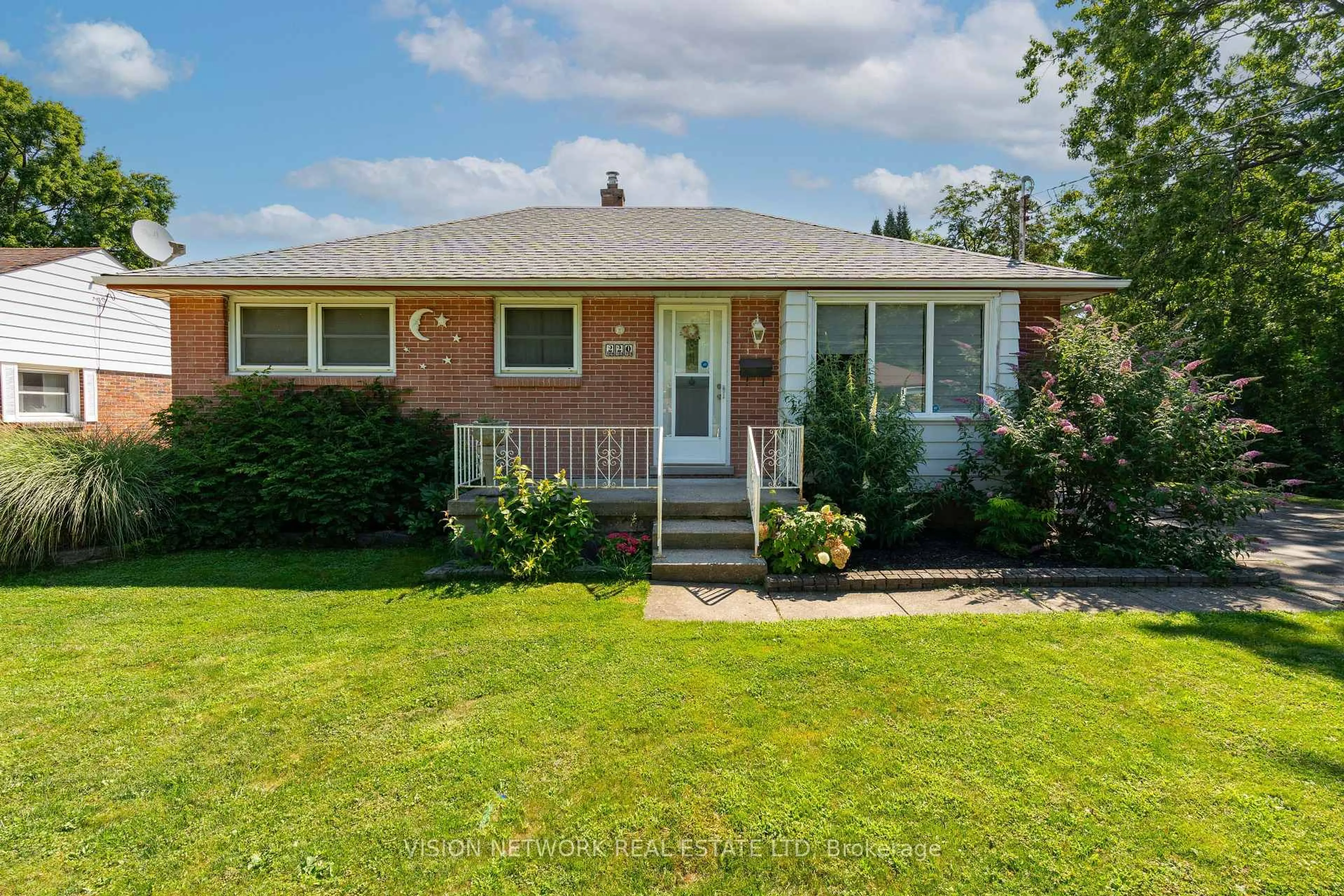 Home with vinyl exterior material, street for 220 Trowbridge Ave, London South Ontario N6J 3M3