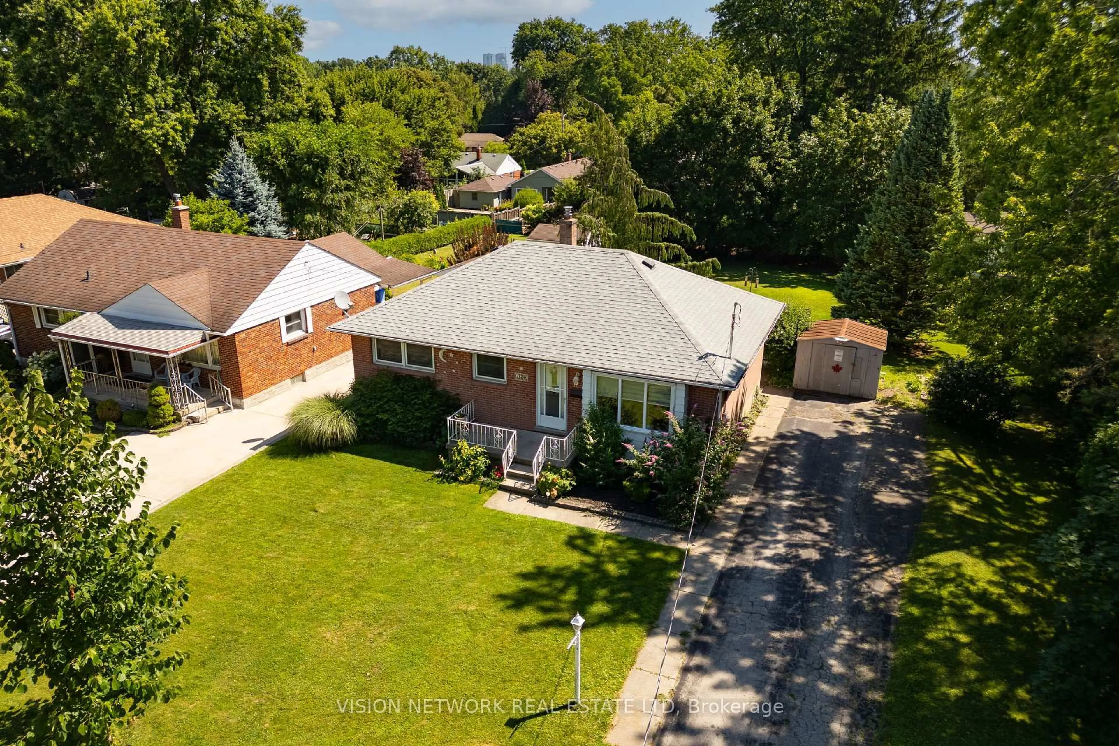 A pic from outside/outdoor area/front of a property/back of a property/a pic from drone, street for 220 Trowbridge Ave, London South Ontario N6J 3M3