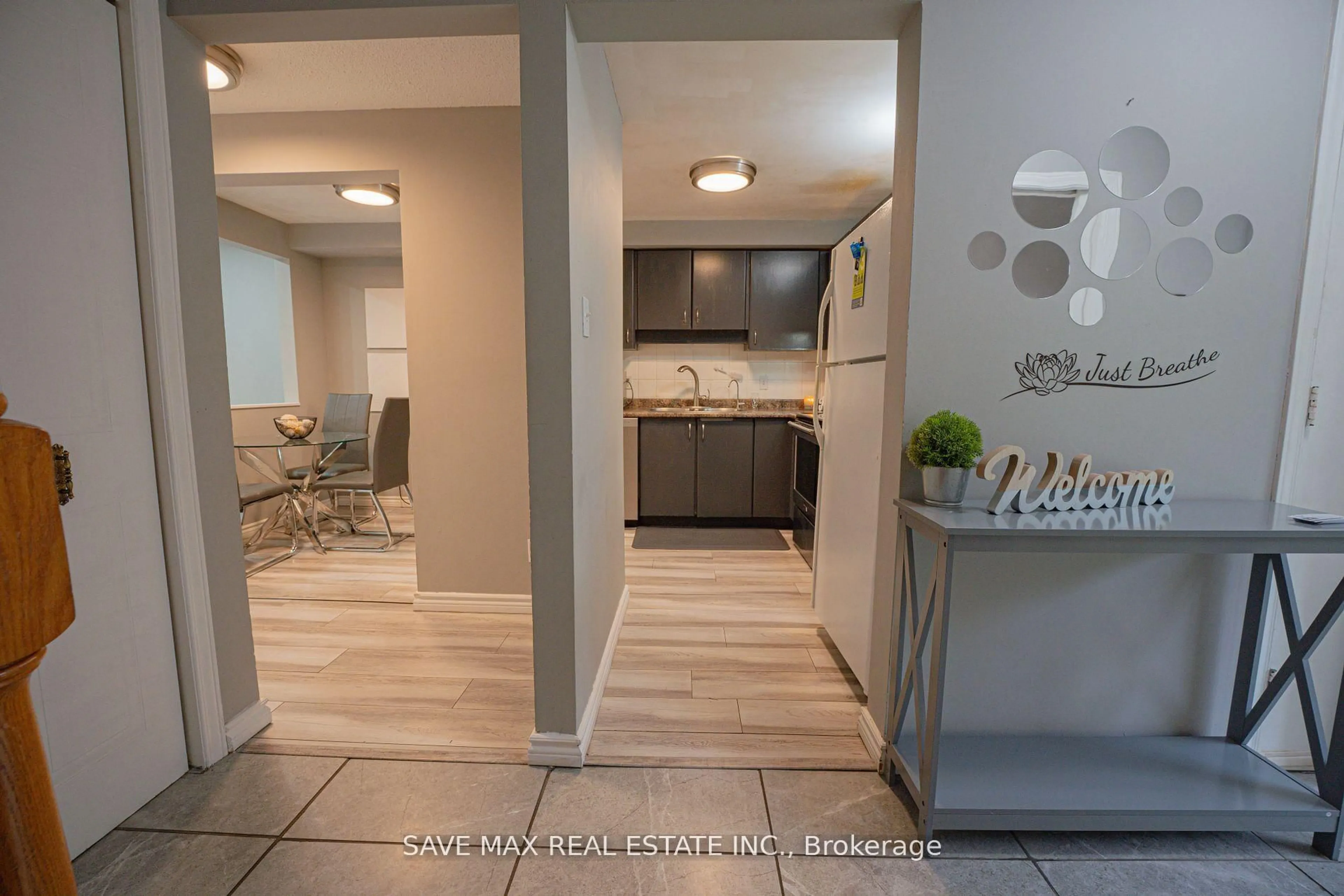 Indoor entryway for 92 Highland Cres, Kitchener Ontario N2M 5C1