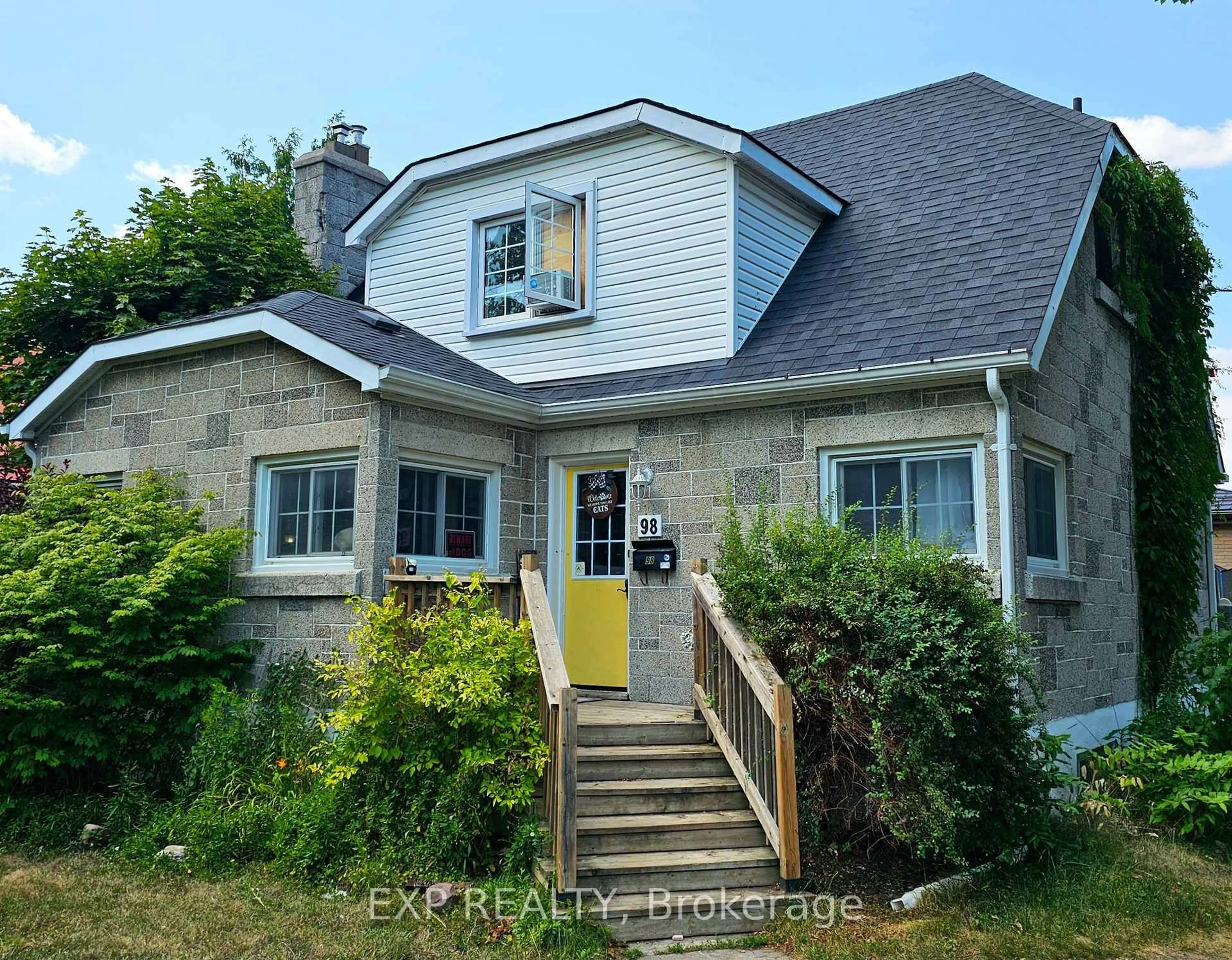 A pic from outside/outdoor area/front of a property/back of a property/a pic from drone, street for 98 Pine St, Belleville Ontario K8N 2M8