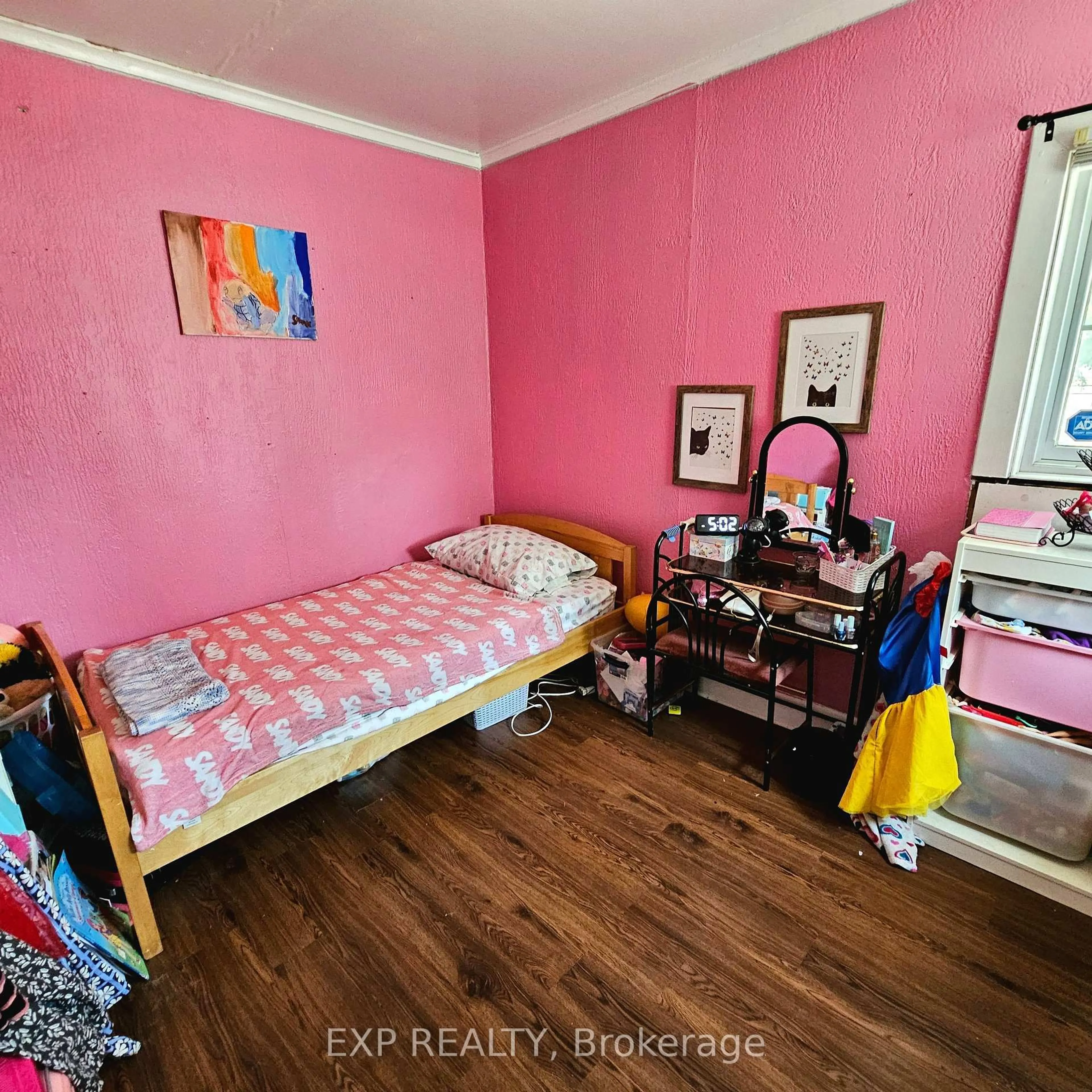 A pic of a room for 98 Pine St, Belleville Ontario K8N 2M8
