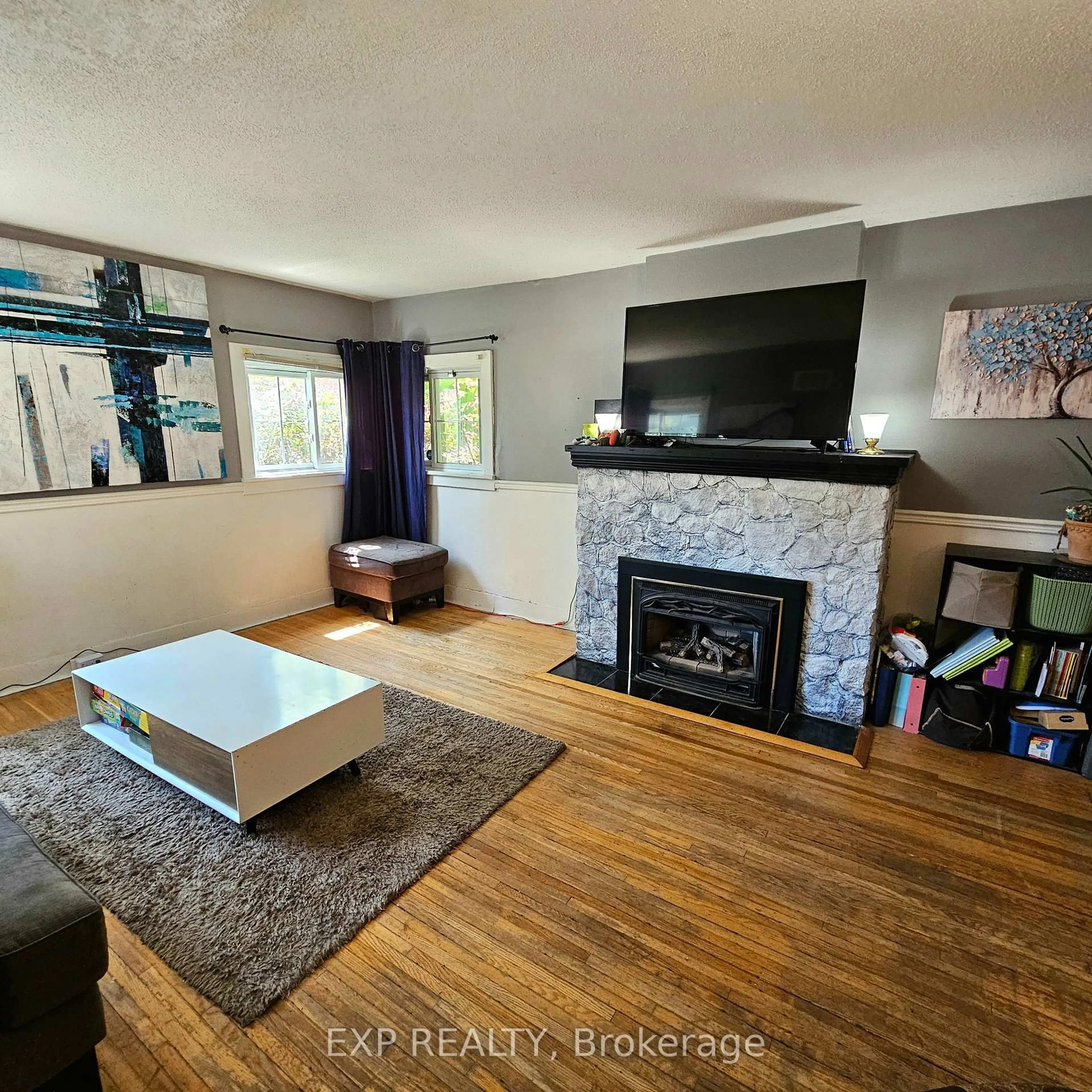 Living room with furniture, unknown for 98 Pine St, Belleville Ontario K8N 2M8