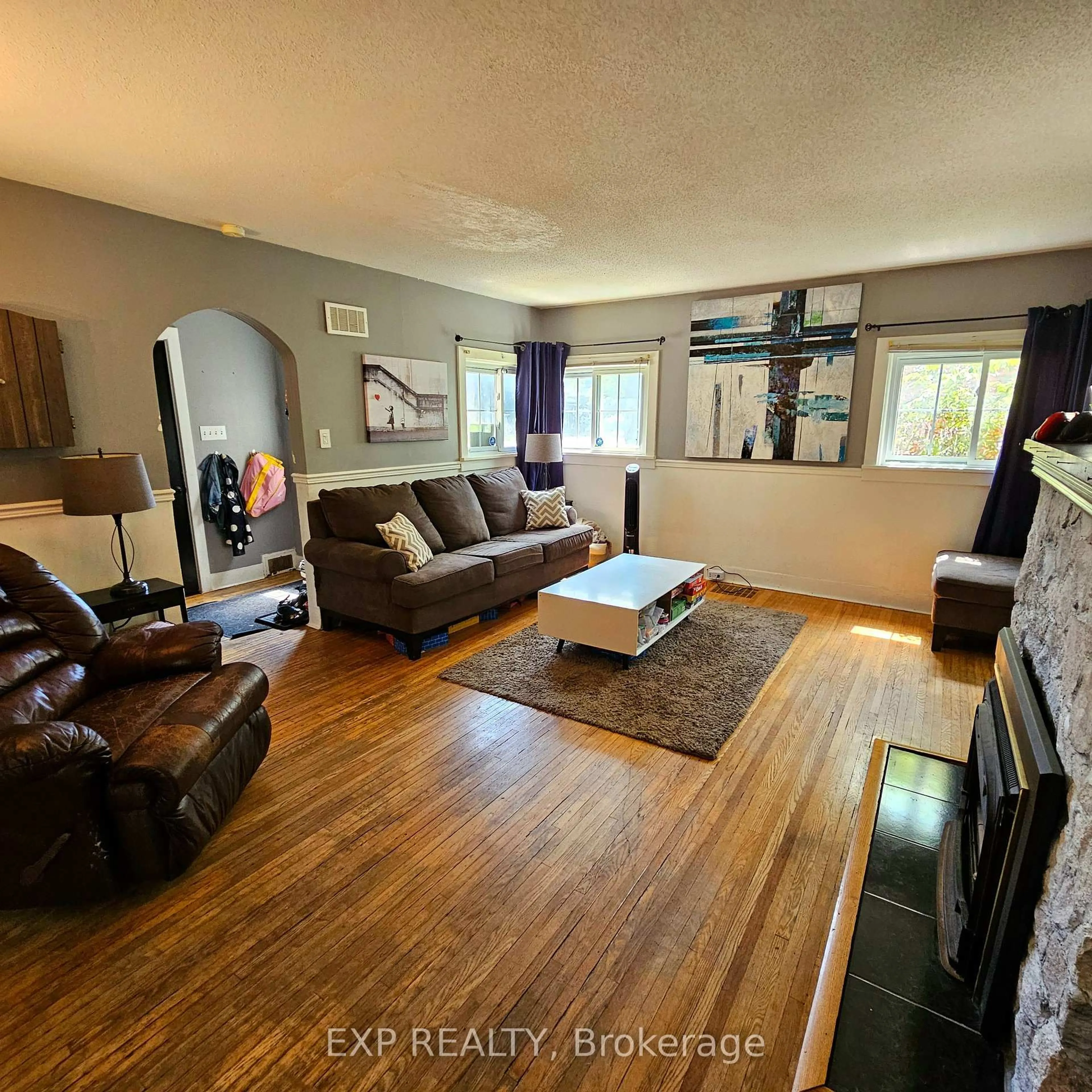 Living room with furniture, wood/laminate floor for 98 Pine St, Belleville Ontario K8N 2M8