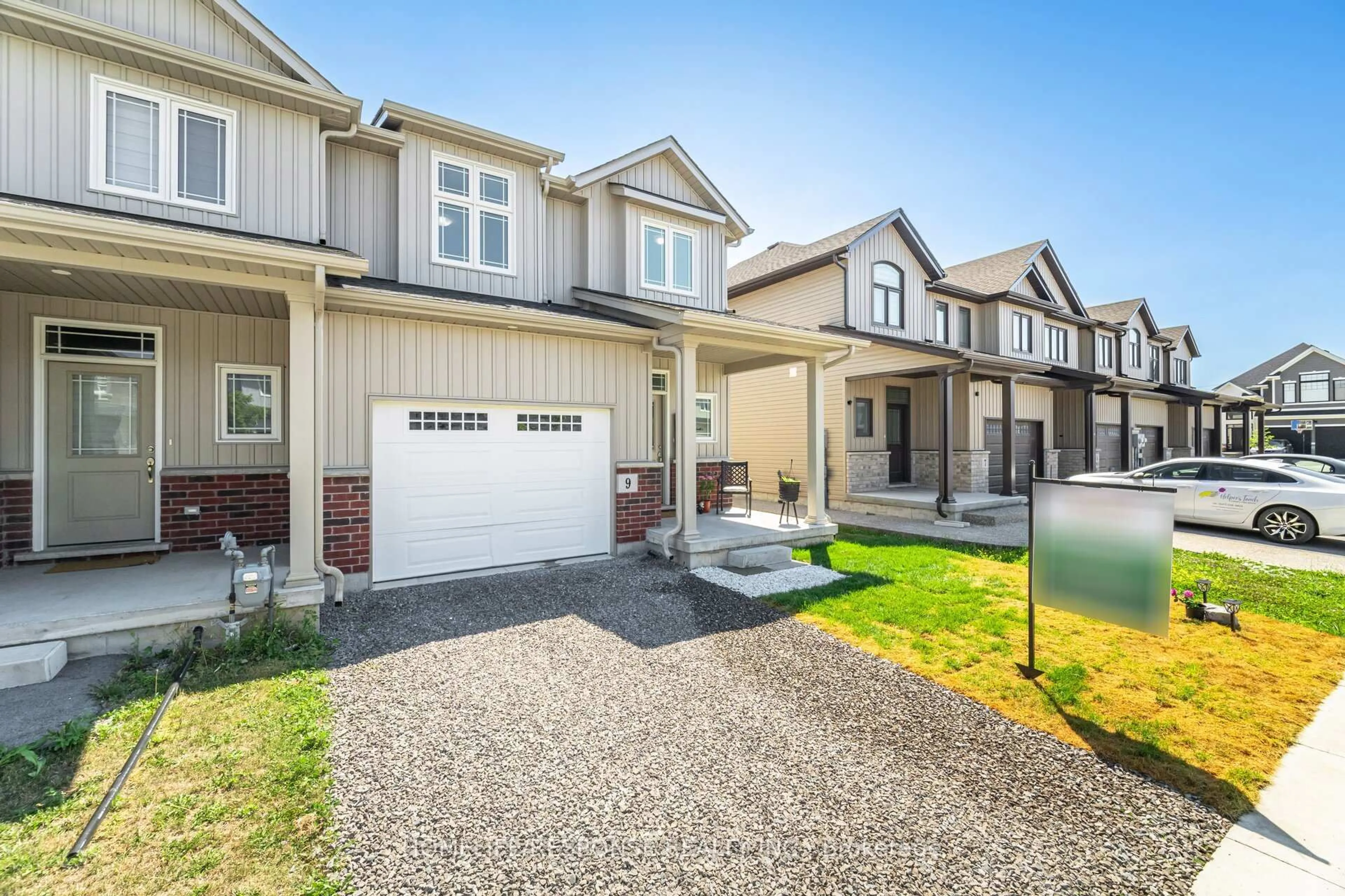 Home with vinyl exterior material, street for 9 BOWMAN Cres, Thorold Ontario L2V 0G3