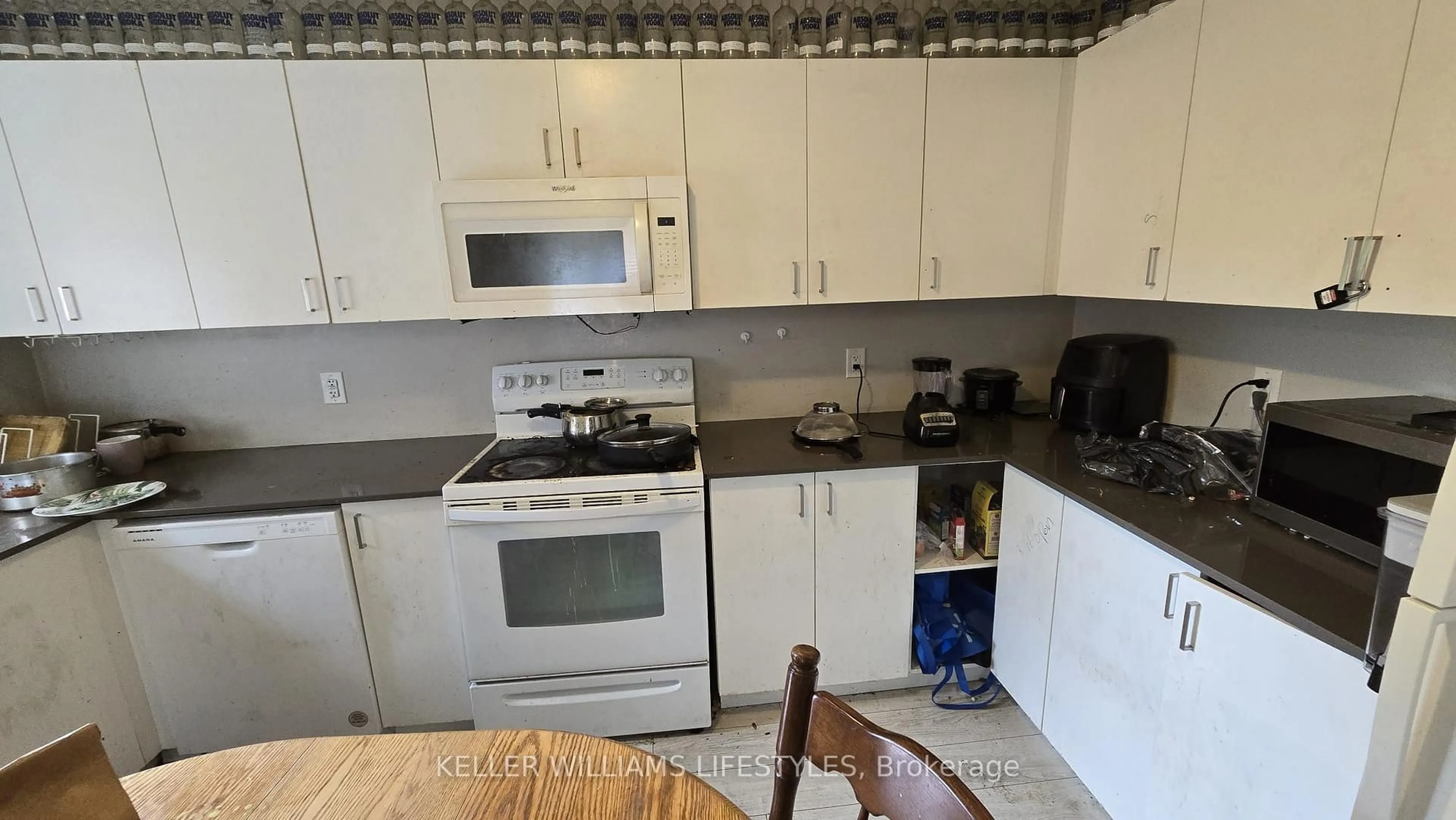 Standard kitchen, unknown for 1301 Michael Circ, London East Ontario N5V 0B8