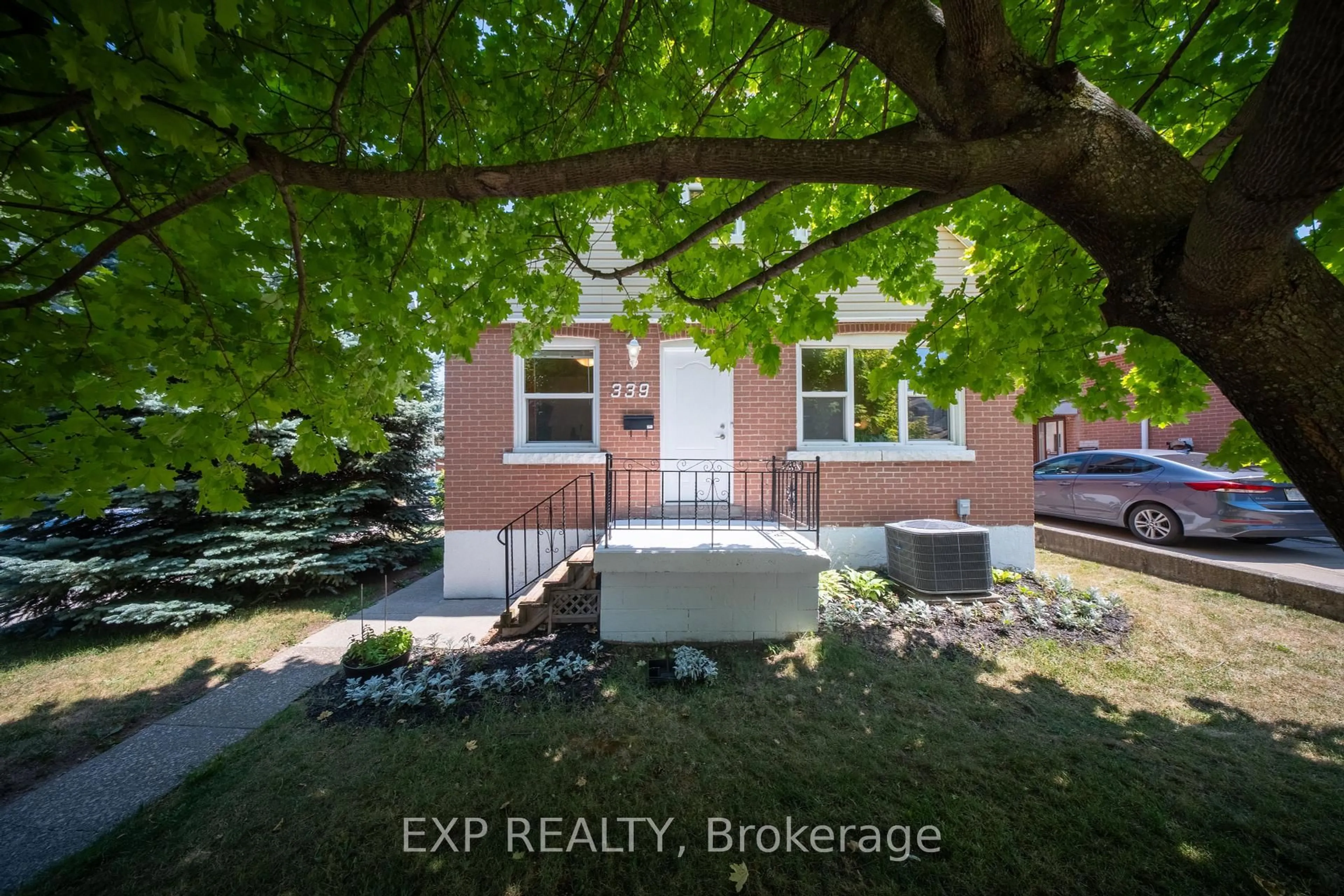 A pic from outside/outdoor area/front of a property/back of a property/a pic from drone, street for 339 Arlington Rd, Hamilton Ontario L8K 3K6