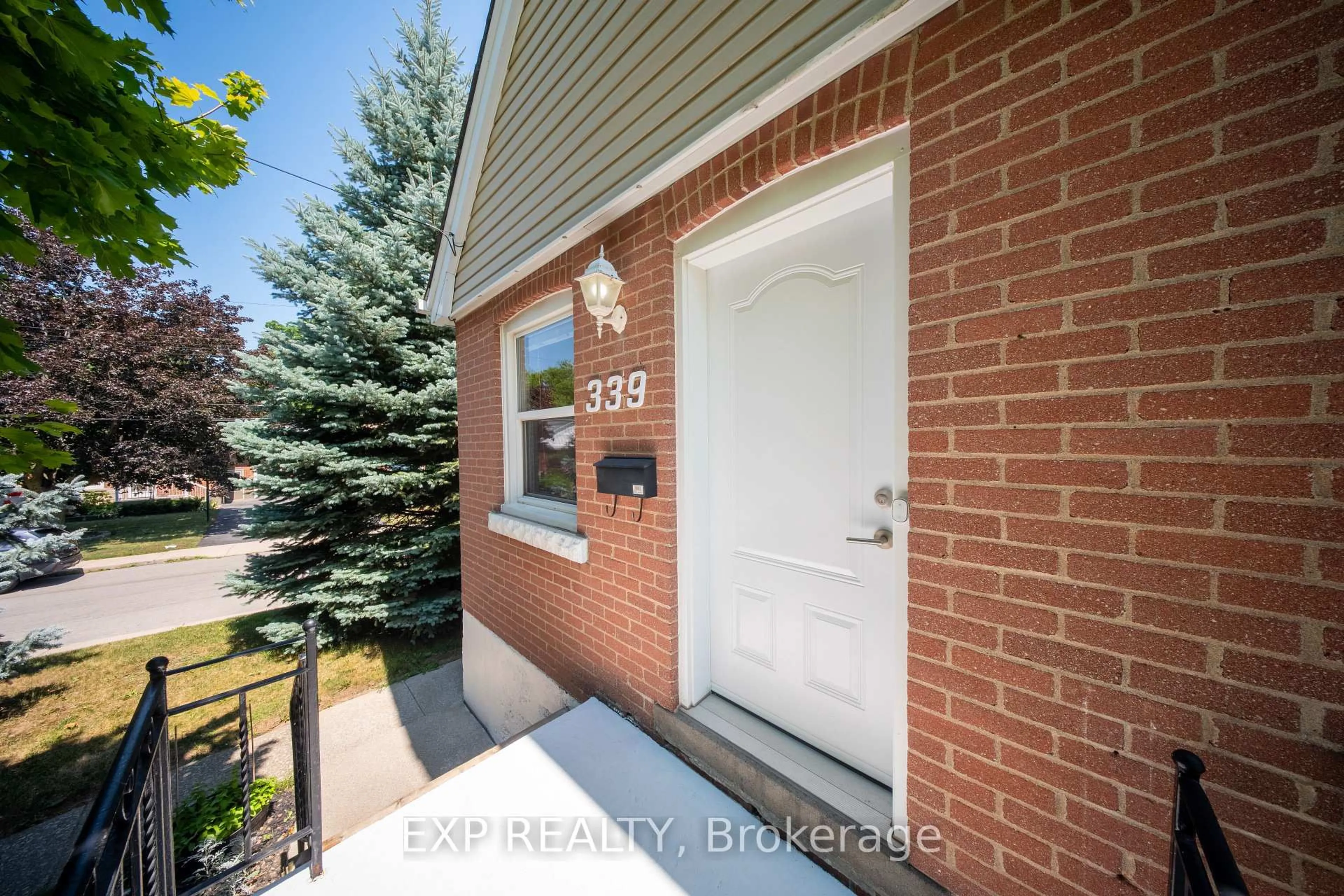 Indoor entryway for 339 Arlington Rd, Hamilton Ontario L8K 3K6