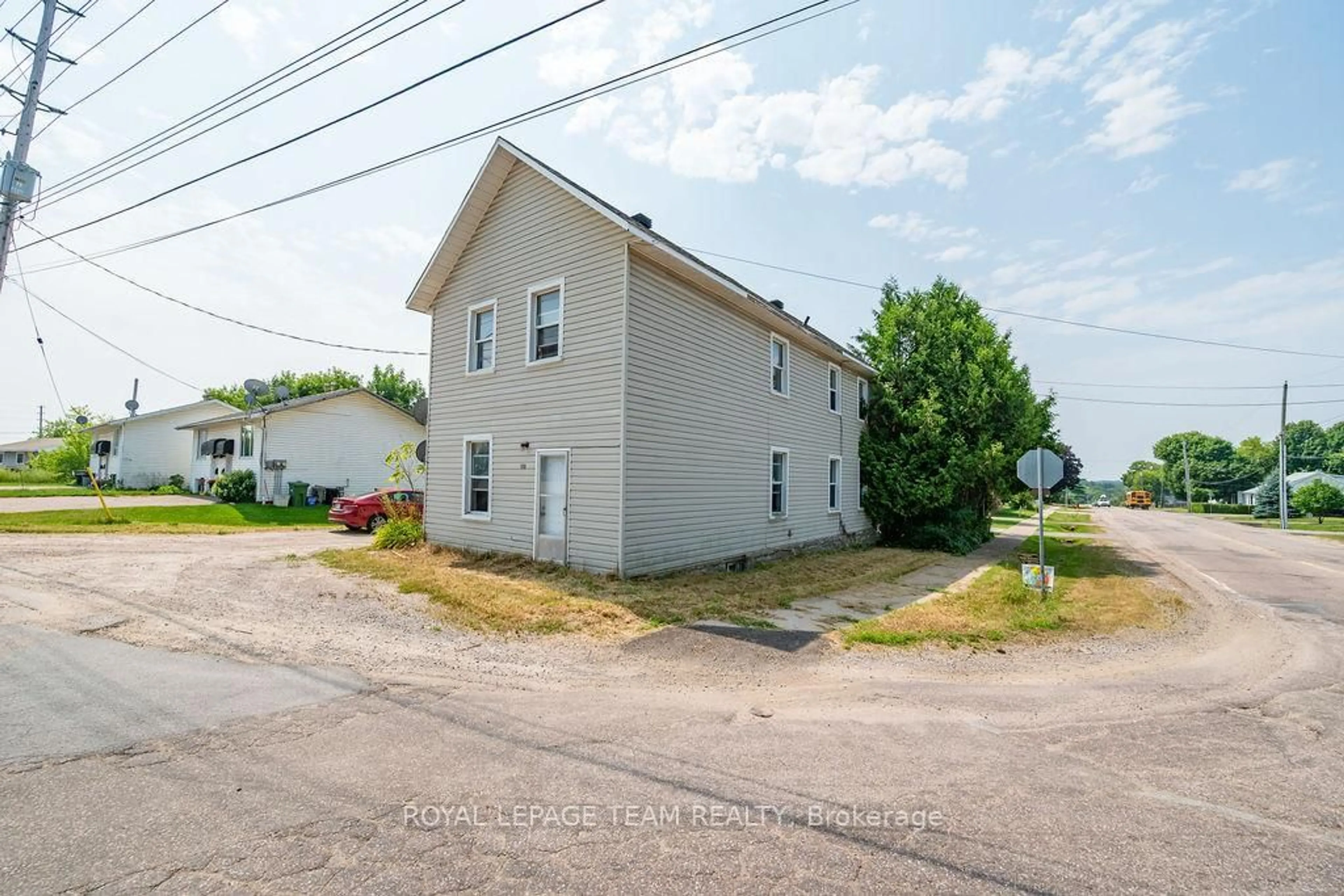 A pic from outside/outdoor area/front of a property/back of a property/a pic from drone, building for 928 Mackay St, Pembroke Ontario K8B 1A1