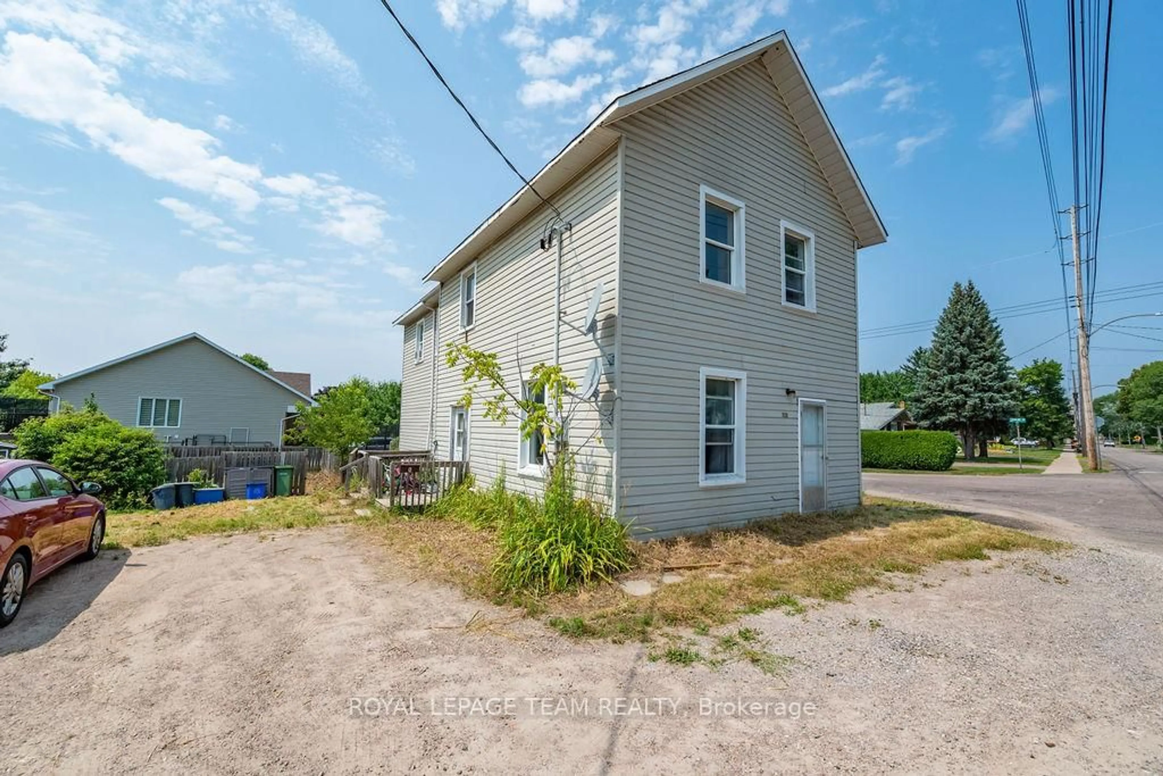 A pic from outside/outdoor area/front of a property/back of a property/a pic from drone, building for 928 Mackay St, Pembroke Ontario K8B 1A1