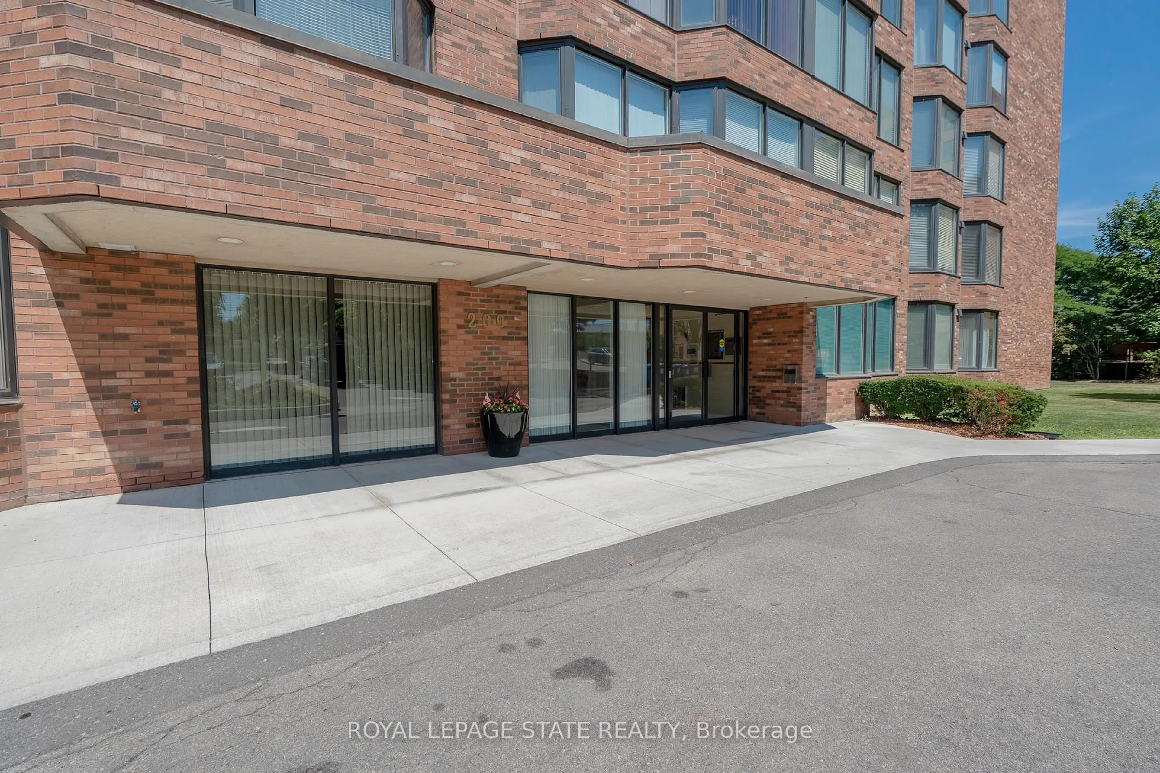 Indoor foyer for 200 Limeridge Rd #105, Hamilton Ontario L9C 7M7