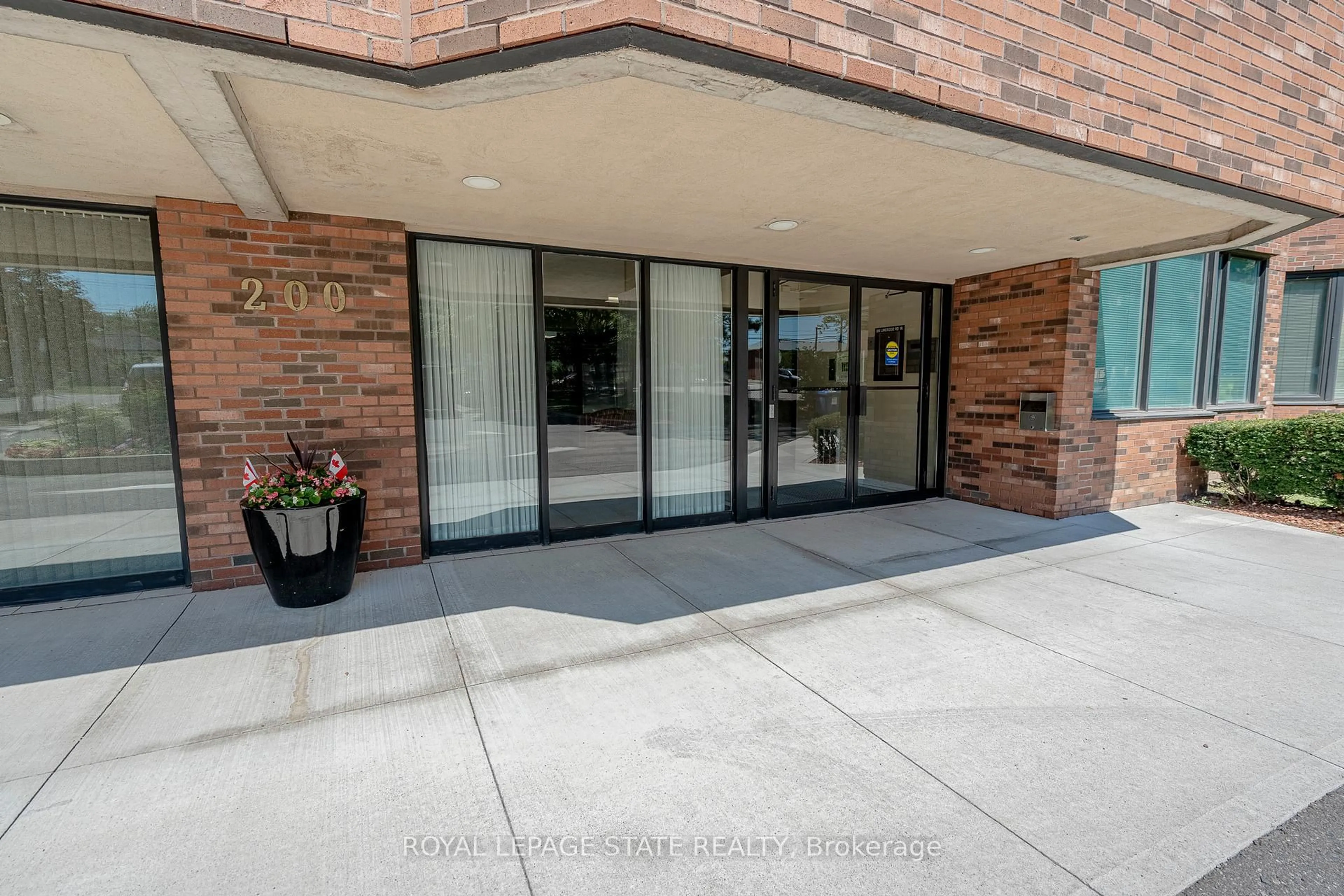 Indoor foyer for 200 Limeridge Rd #105, Hamilton Ontario L9C 7M7