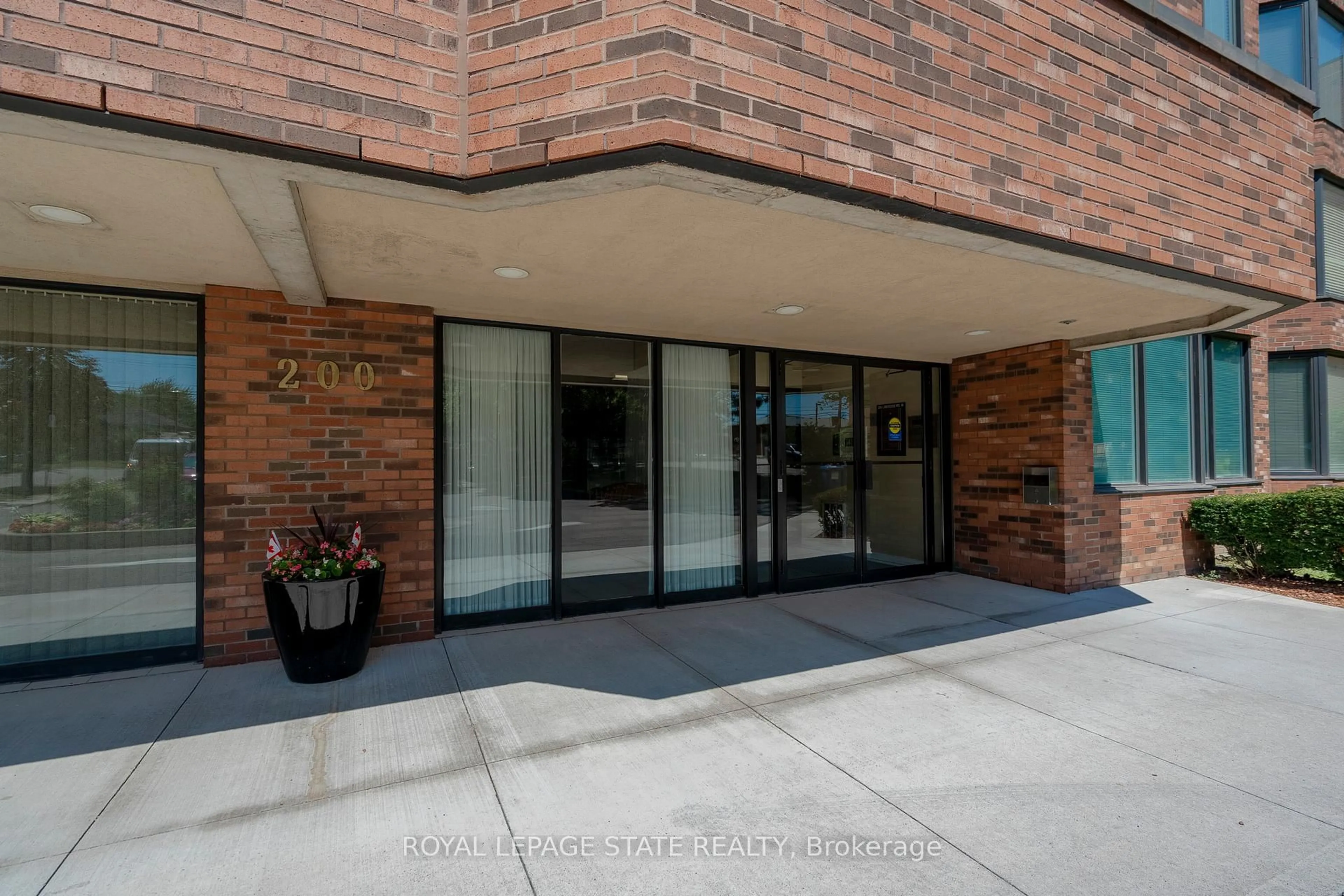 Indoor foyer for 200 Limeridge Rd #105, Hamilton Ontario L9C 7M7