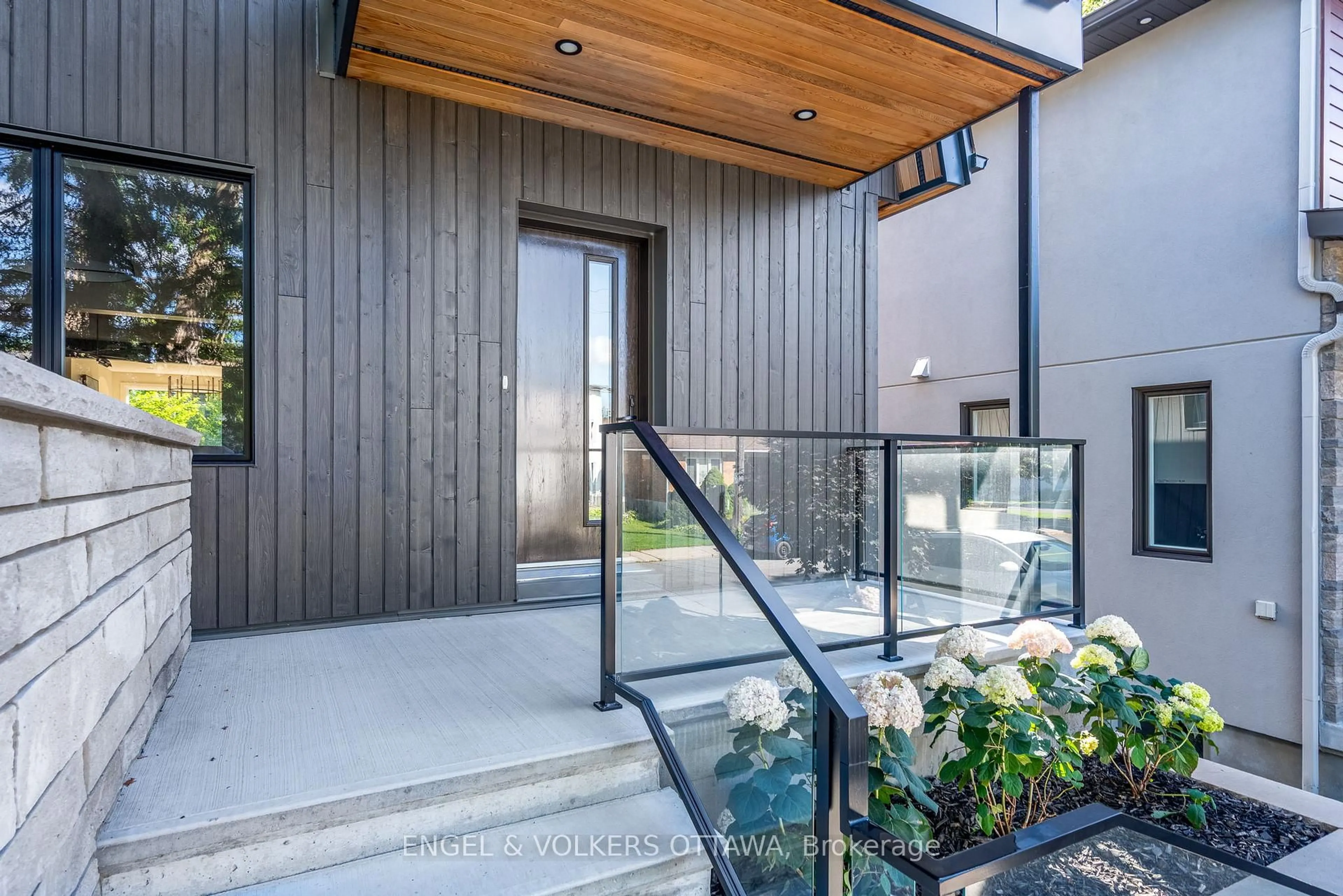 Indoor entryway for 51 Ross Ave, Ottawa Ontario K1Y 0N4