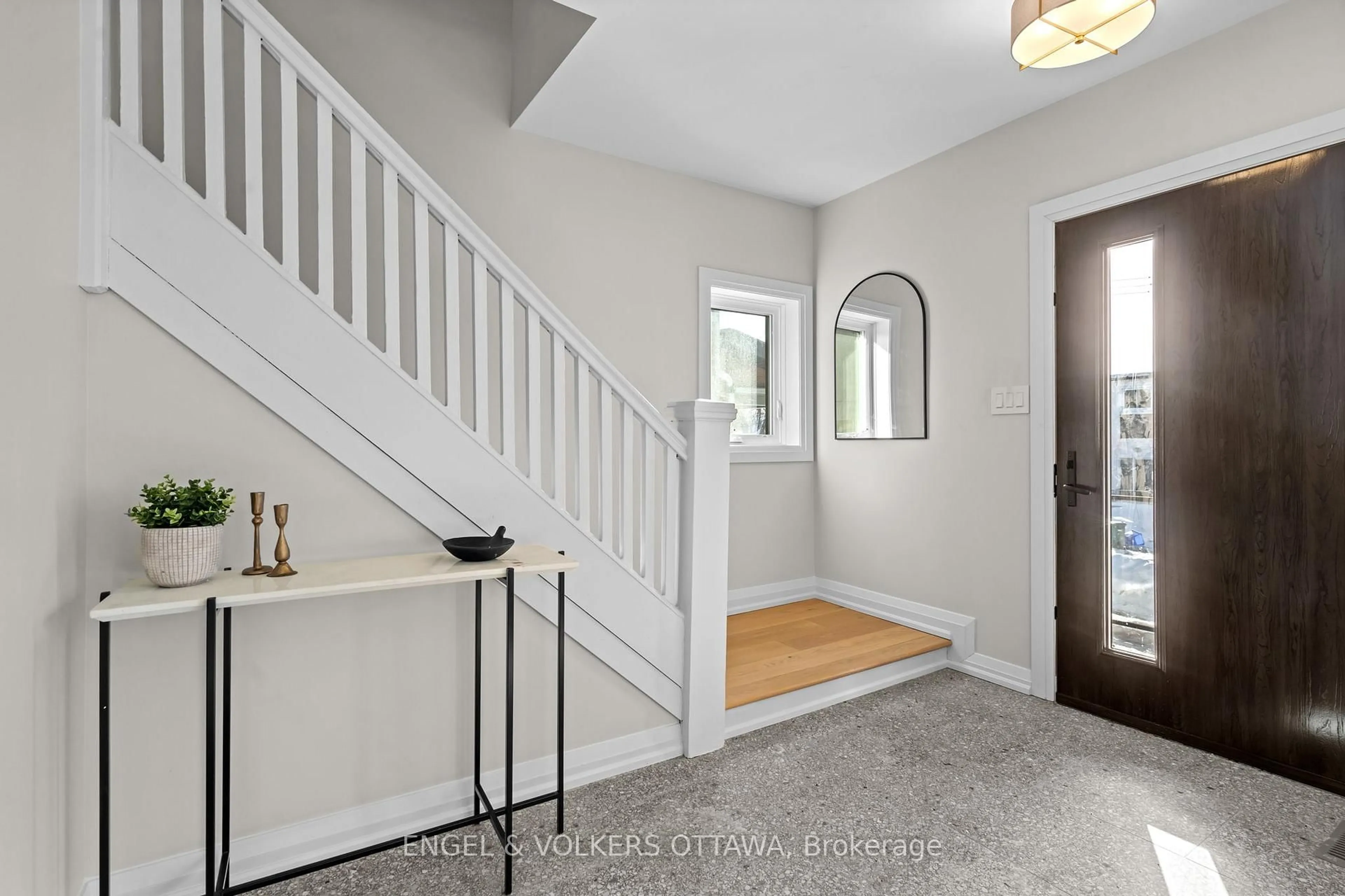 Indoor entryway for 51 Ross Ave, Ottawa Ontario K1Y 0N4