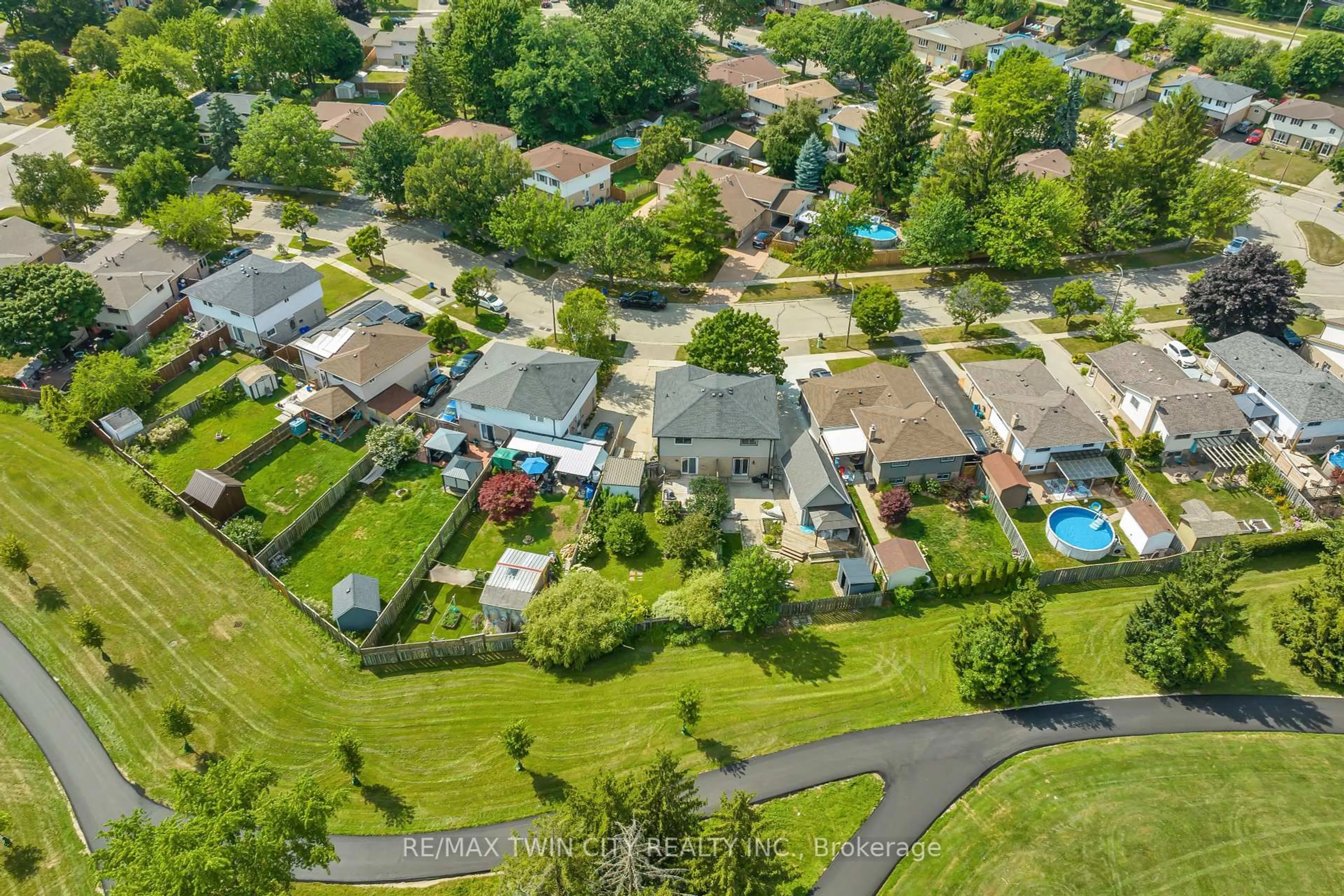 A pic from outside/outdoor area/front of a property/back of a property/a pic from drone, street for 28 Uxbridge Cres, Kitchener Ontario N2E 2P8