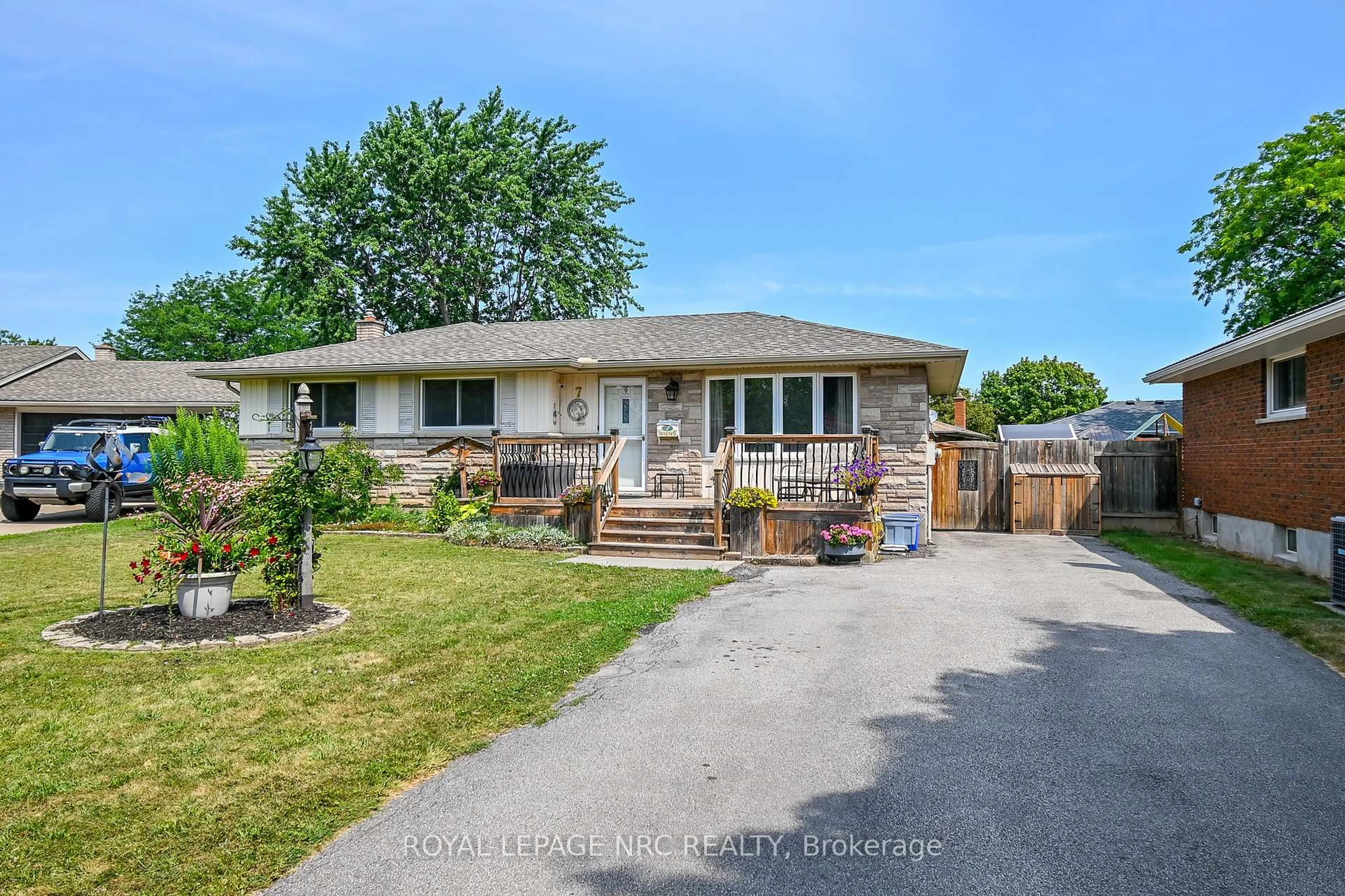 A pic from outside/outdoor area/front of a property/back of a property/a pic from drone, street for 7 Greemore Crt, St. Catharines Ontario L2M 6G9