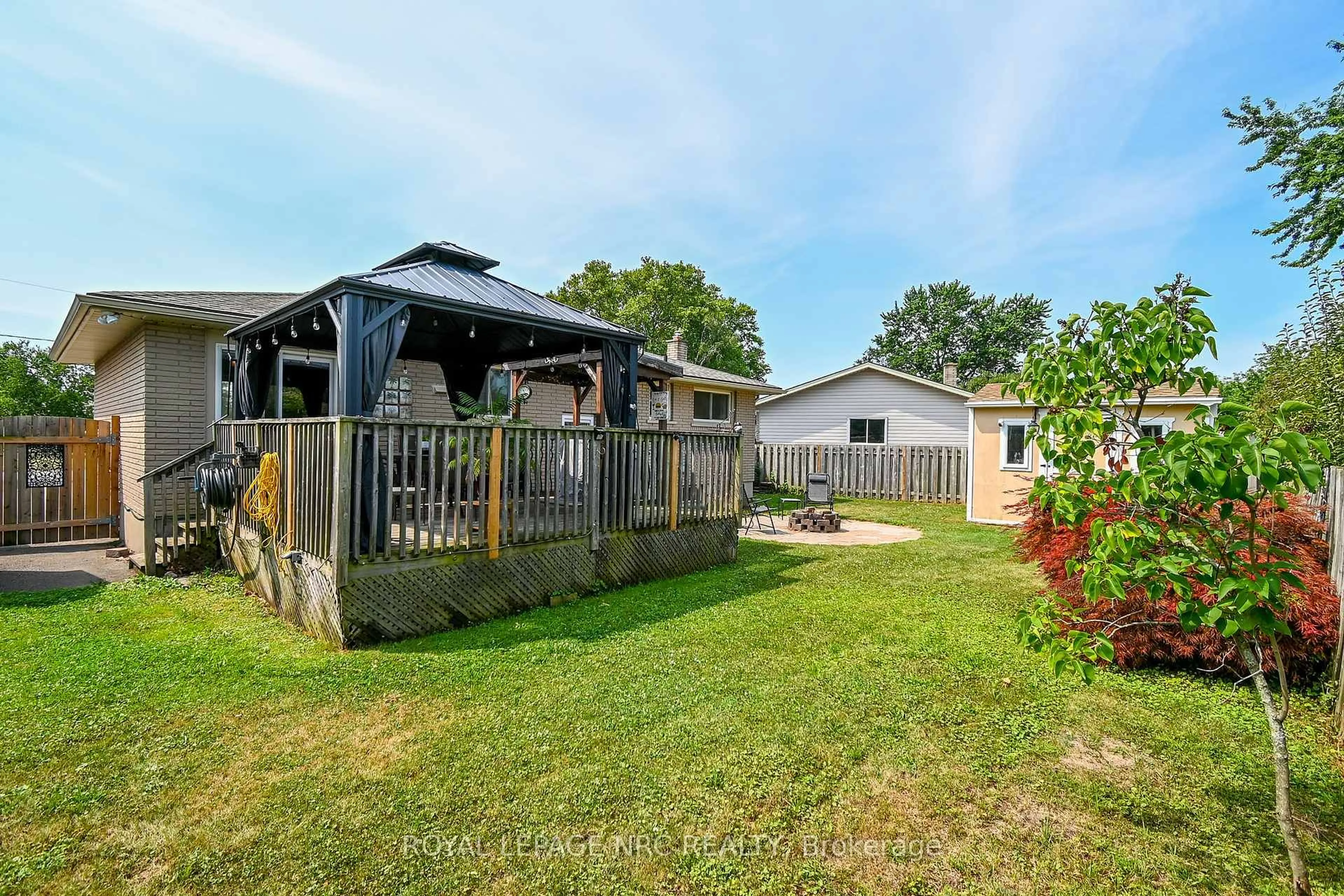 A pic from outside/outdoor area/front of a property/back of a property/a pic from drone, unknown for 7 Greemore Crt, St. Catharines Ontario L2M 6G9