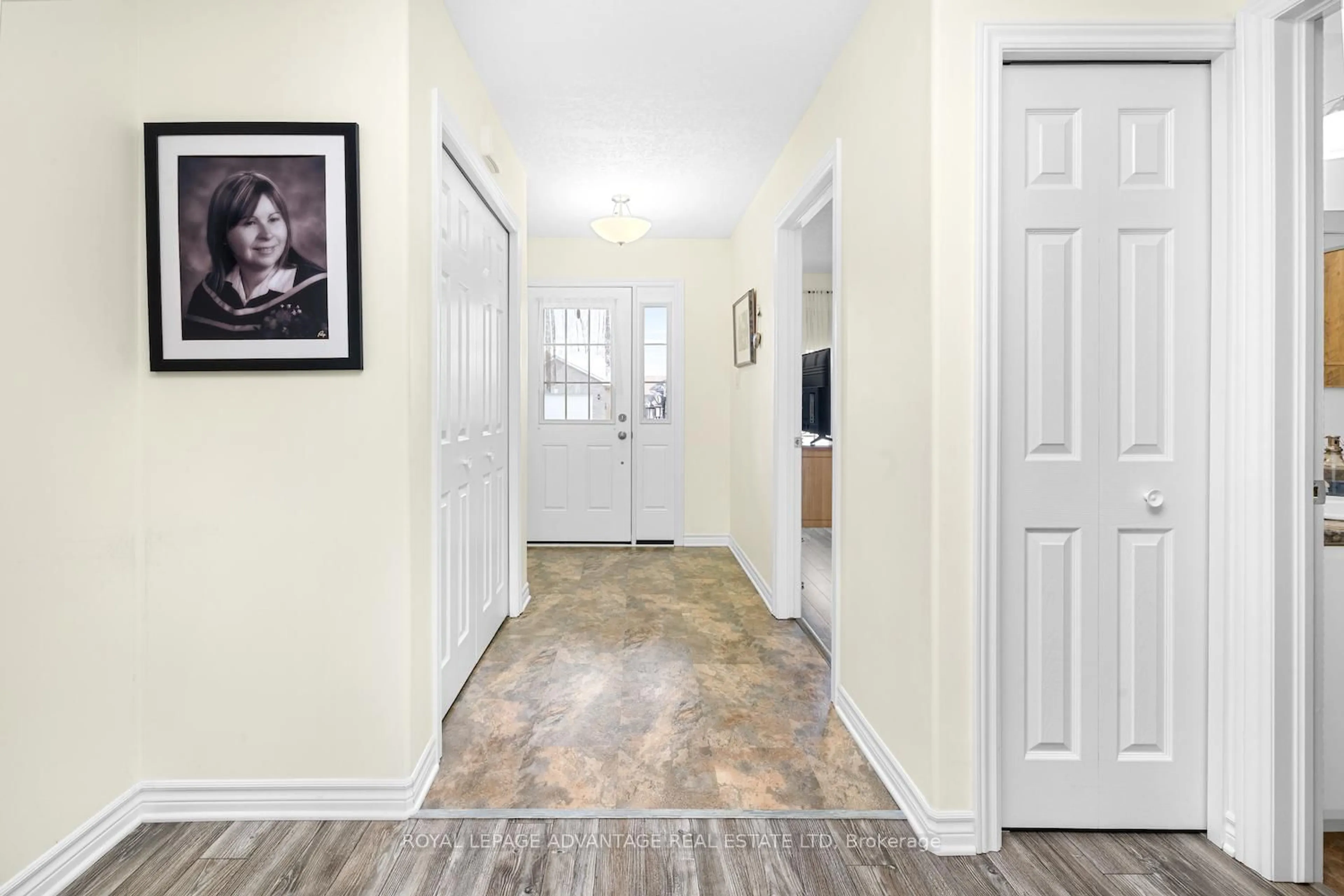 Indoor entryway for 42 Code Cres, Smiths Falls Ontario K7A 0A9