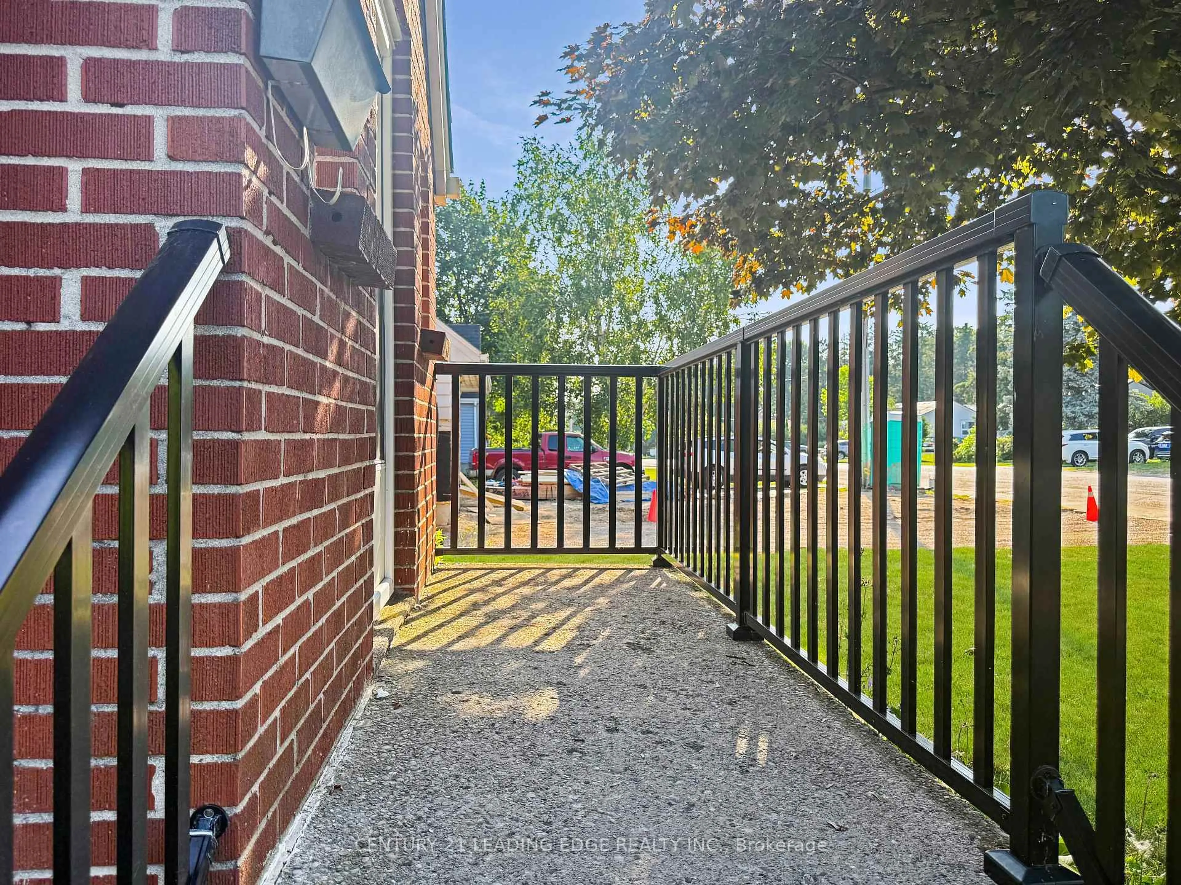 A pic from outside/outdoor area/front of a property/back of a property/a pic from drone, street for 1891 Parkhurst Ave, London East Ontario N5V 2C4