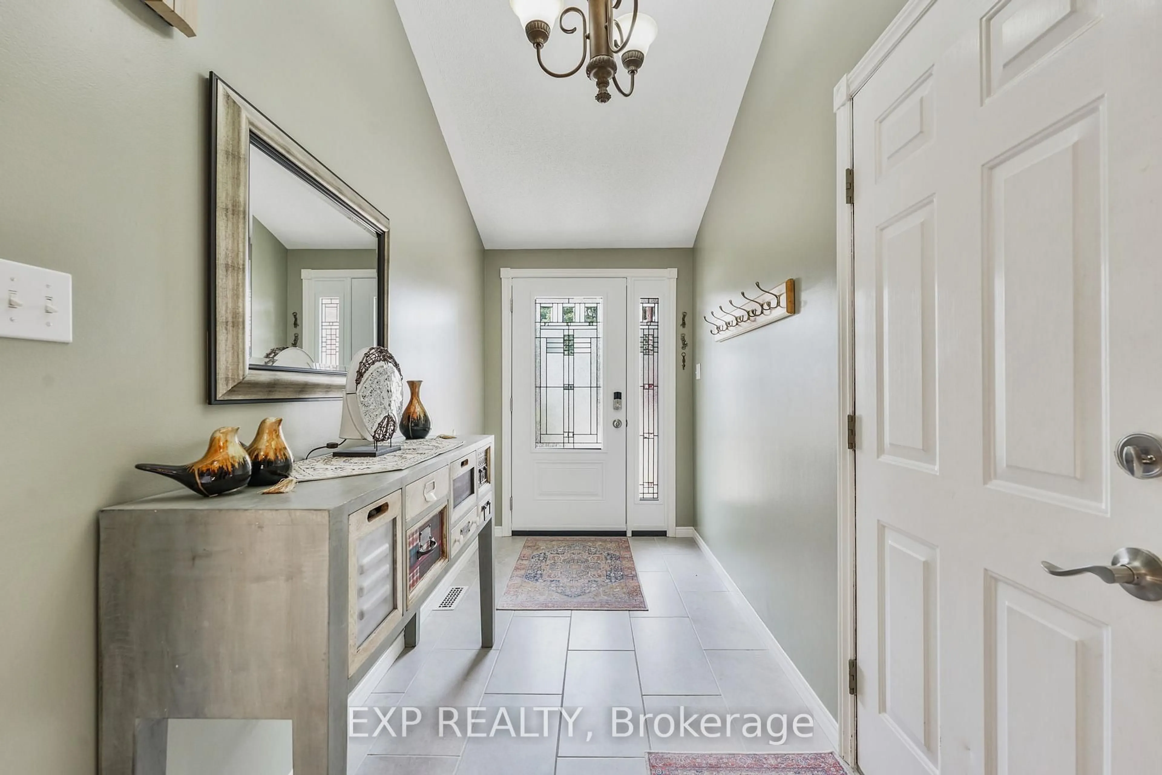 Indoor entryway for 155 John Davies Dr, Woodstock Ontario N4T 1N1