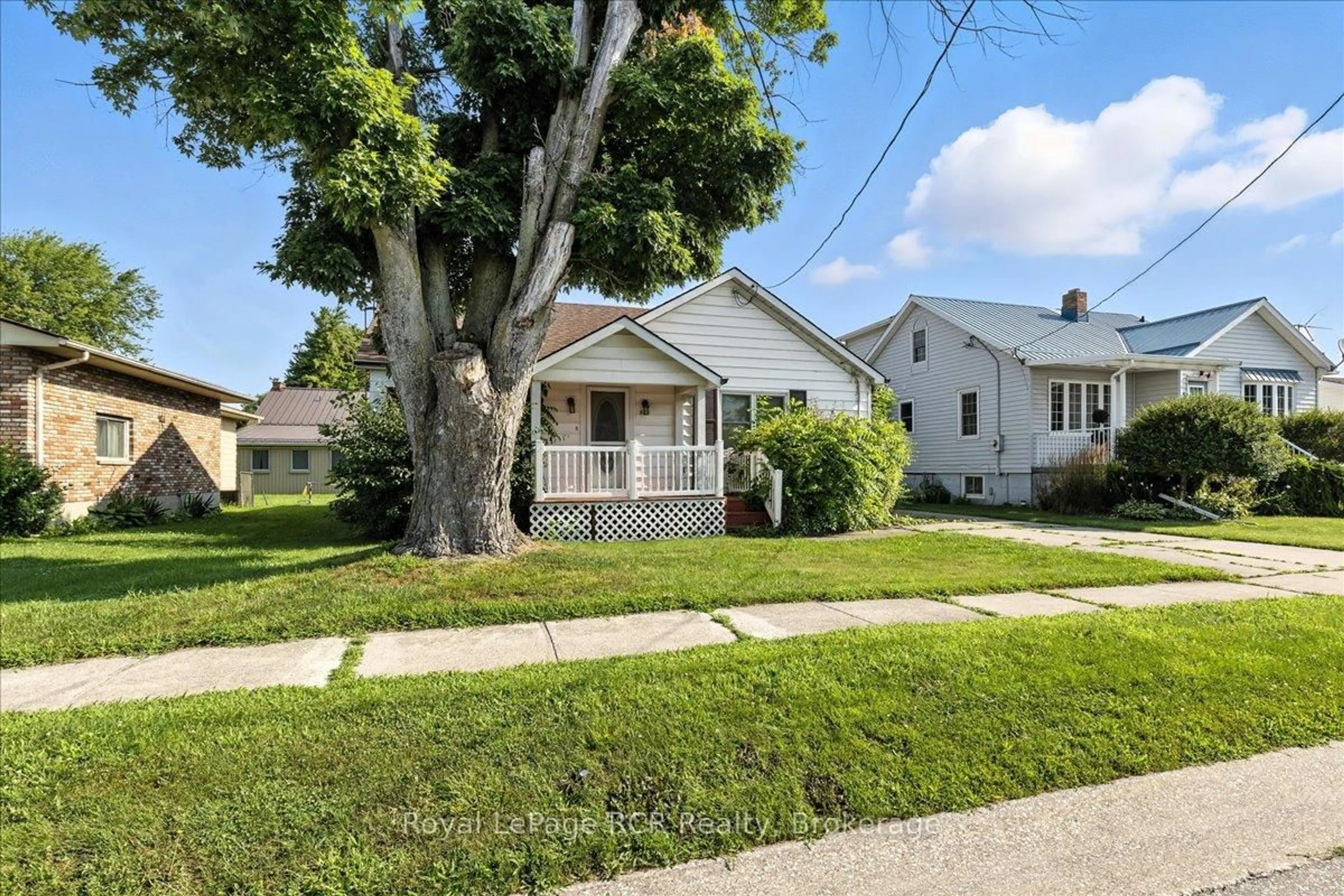 A pic from outside/outdoor area/front of a property/back of a property/a pic from drone, street for 506 John St, St. Clair Ontario N0P 2B0