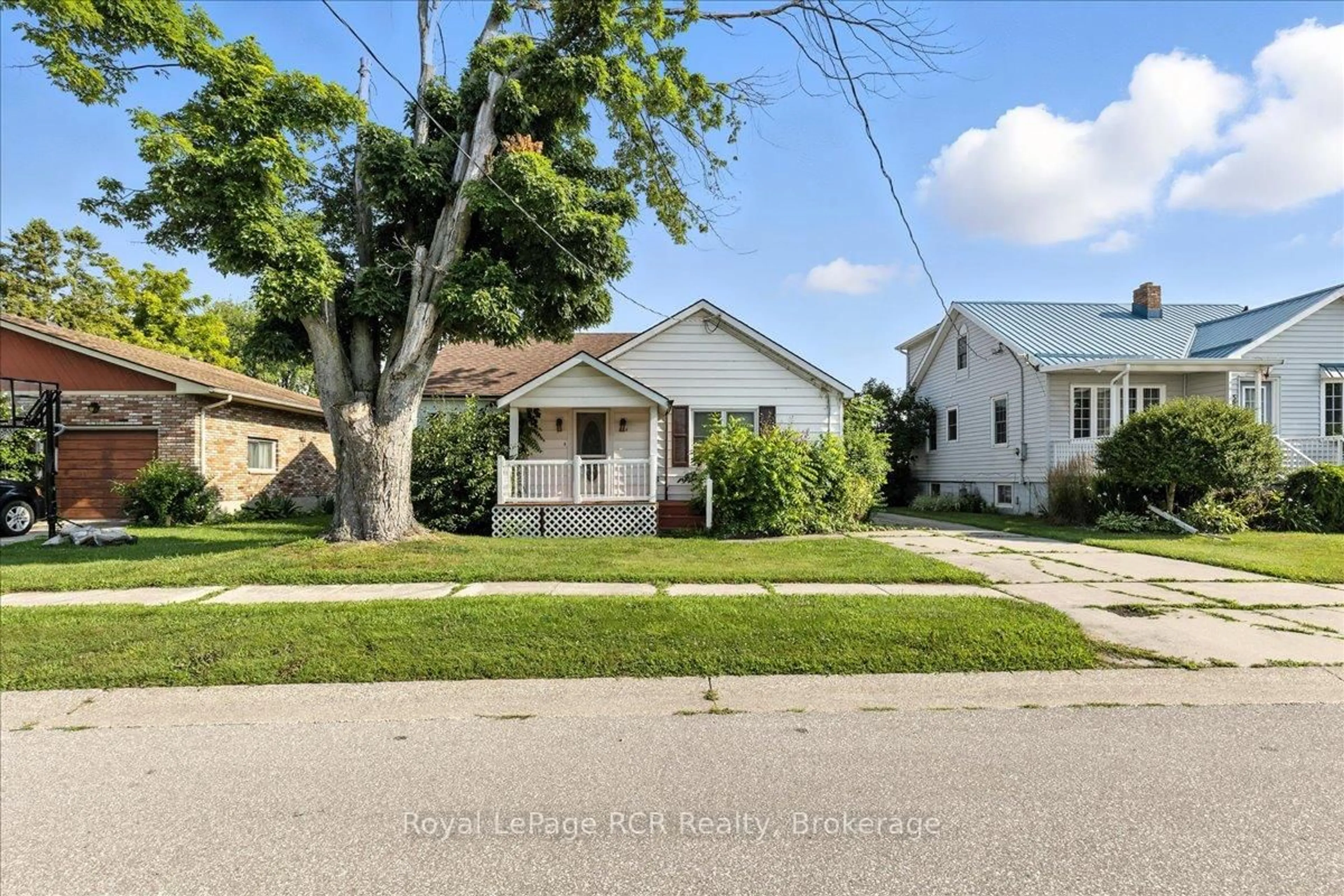 A pic from outside/outdoor area/front of a property/back of a property/a pic from drone, street for 506 John St, St. Clair Ontario N0P 2B0
