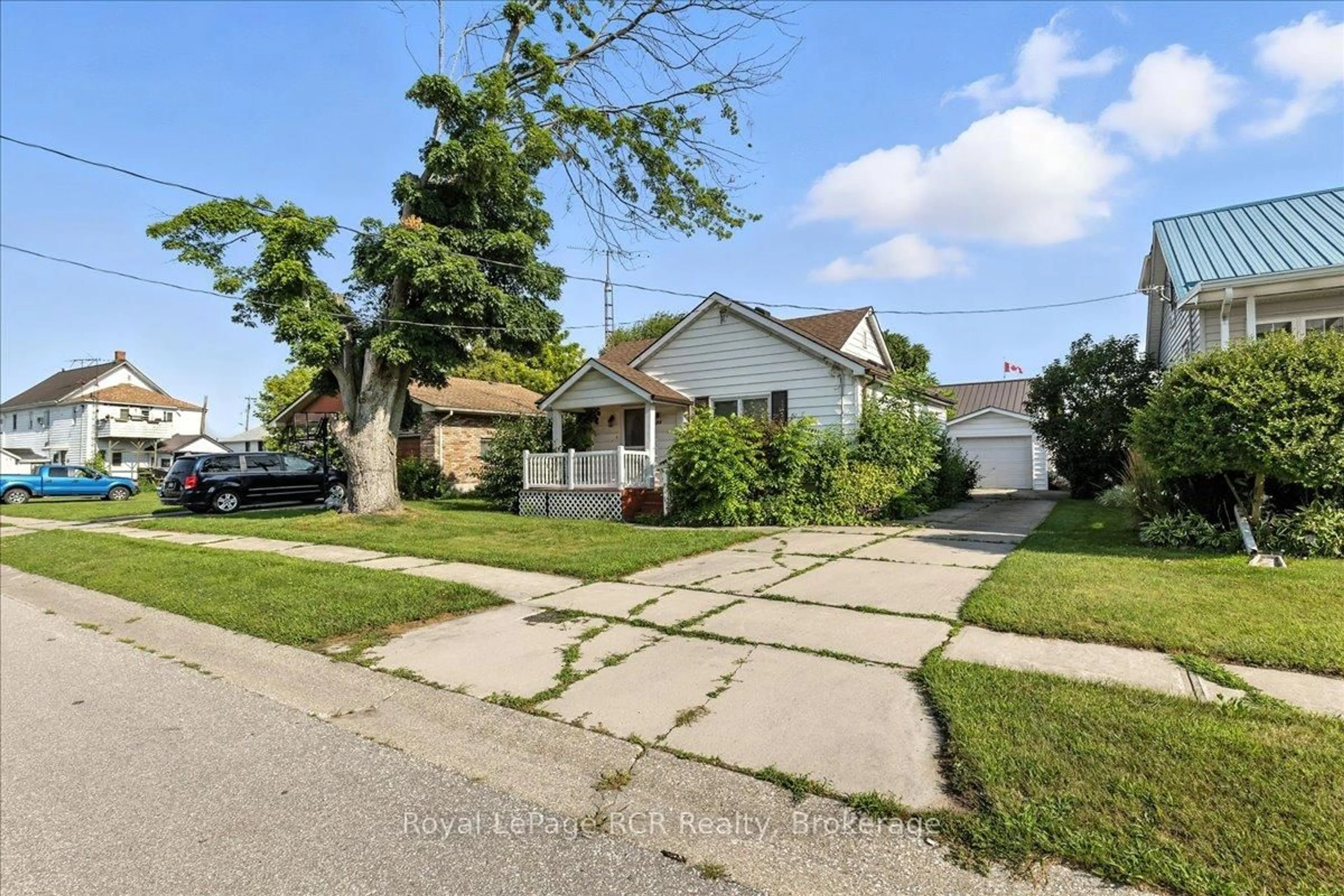 A pic from outside/outdoor area/front of a property/back of a property/a pic from drone, street for 506 John St, St. Clair Ontario N0P 2B0