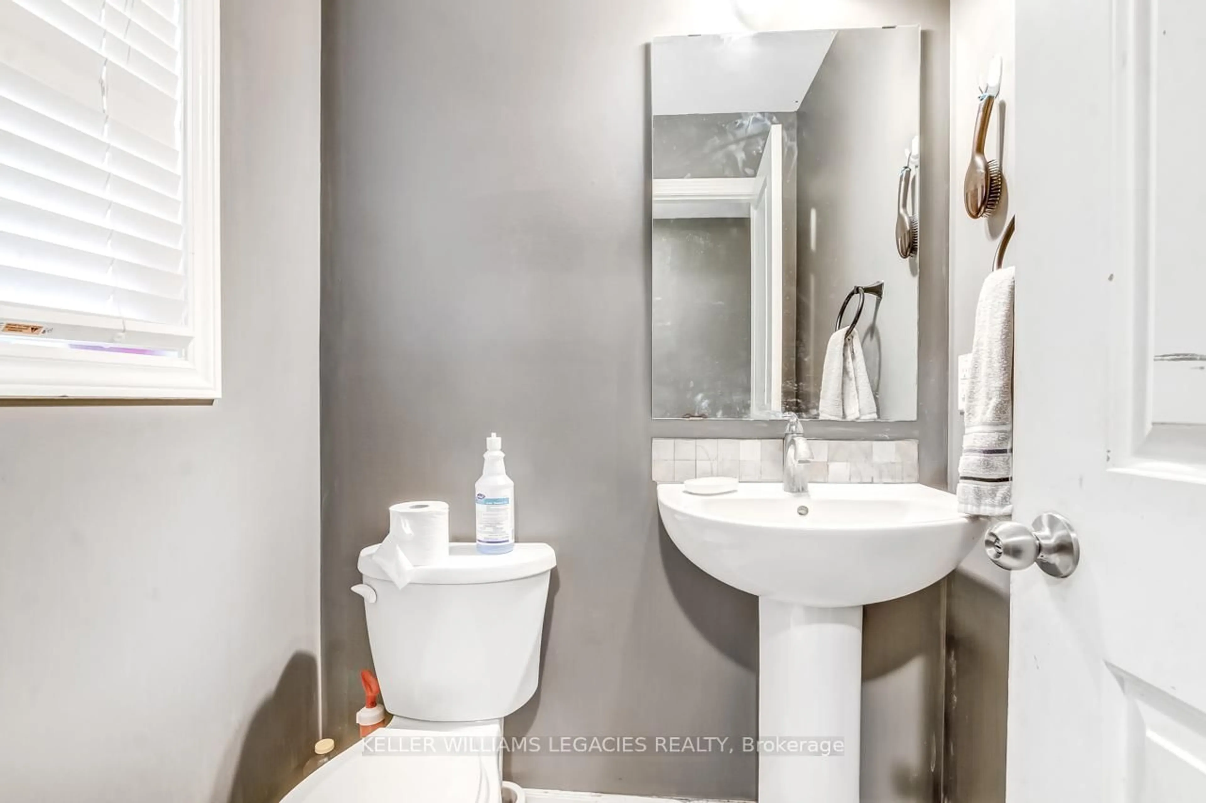 Standard bathroom, ceramic/tile floor for 1314 Michael Circ, London East Ontario N5V 0B8