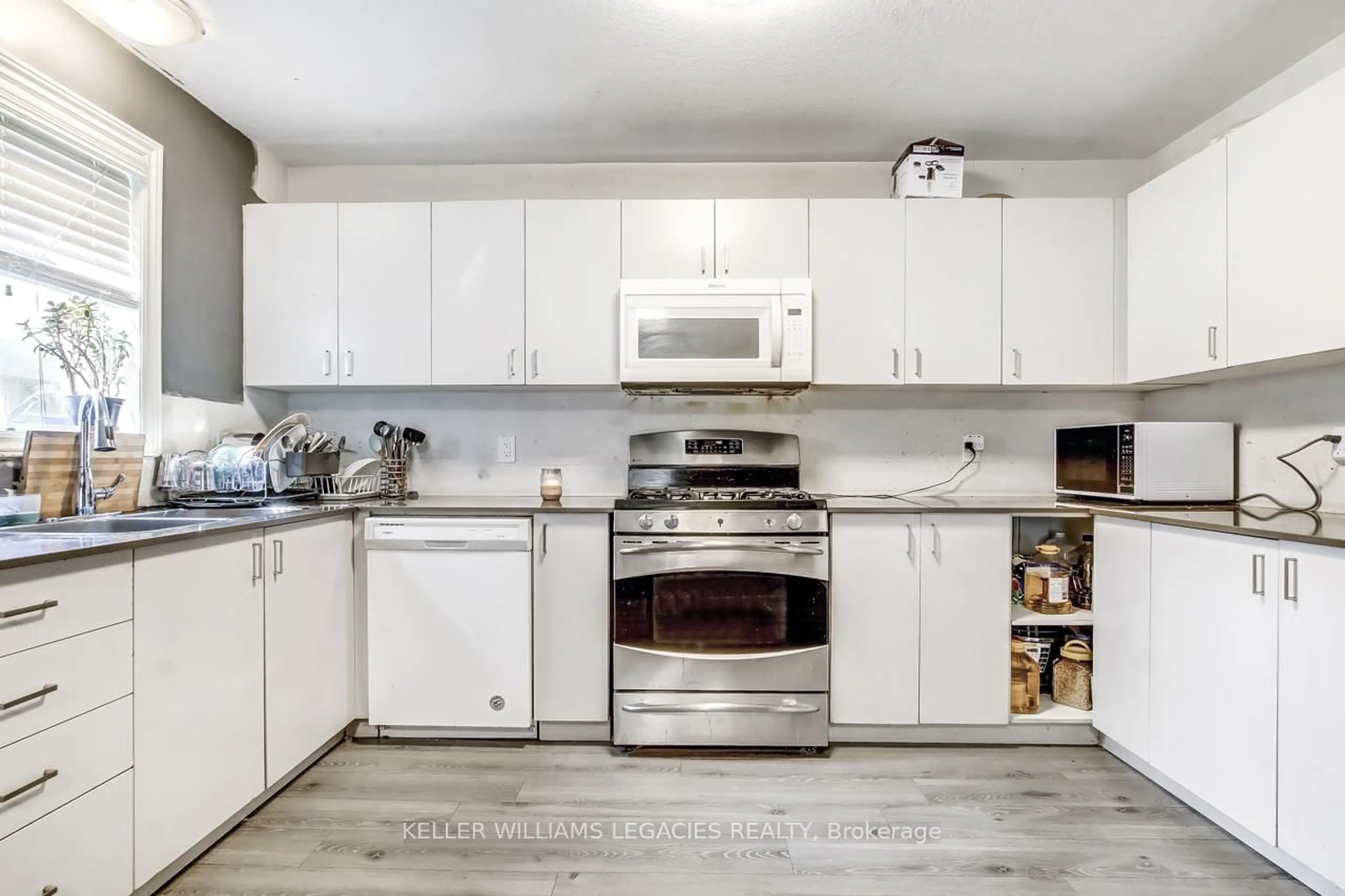 Standard kitchen, unknown for 1314 Michael Circ, London East Ontario N5V 0B8