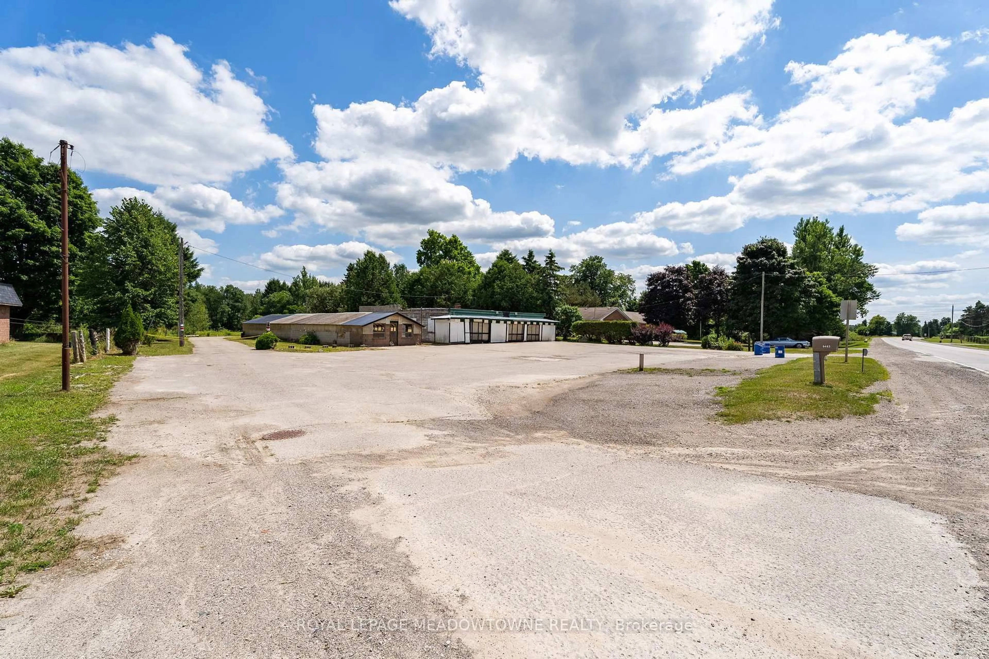A pic from outside/outdoor area/front of a property/back of a property/a pic from drone, unknown for 9483 Wellington Rd 124, Erin Ontario N0B 1T0