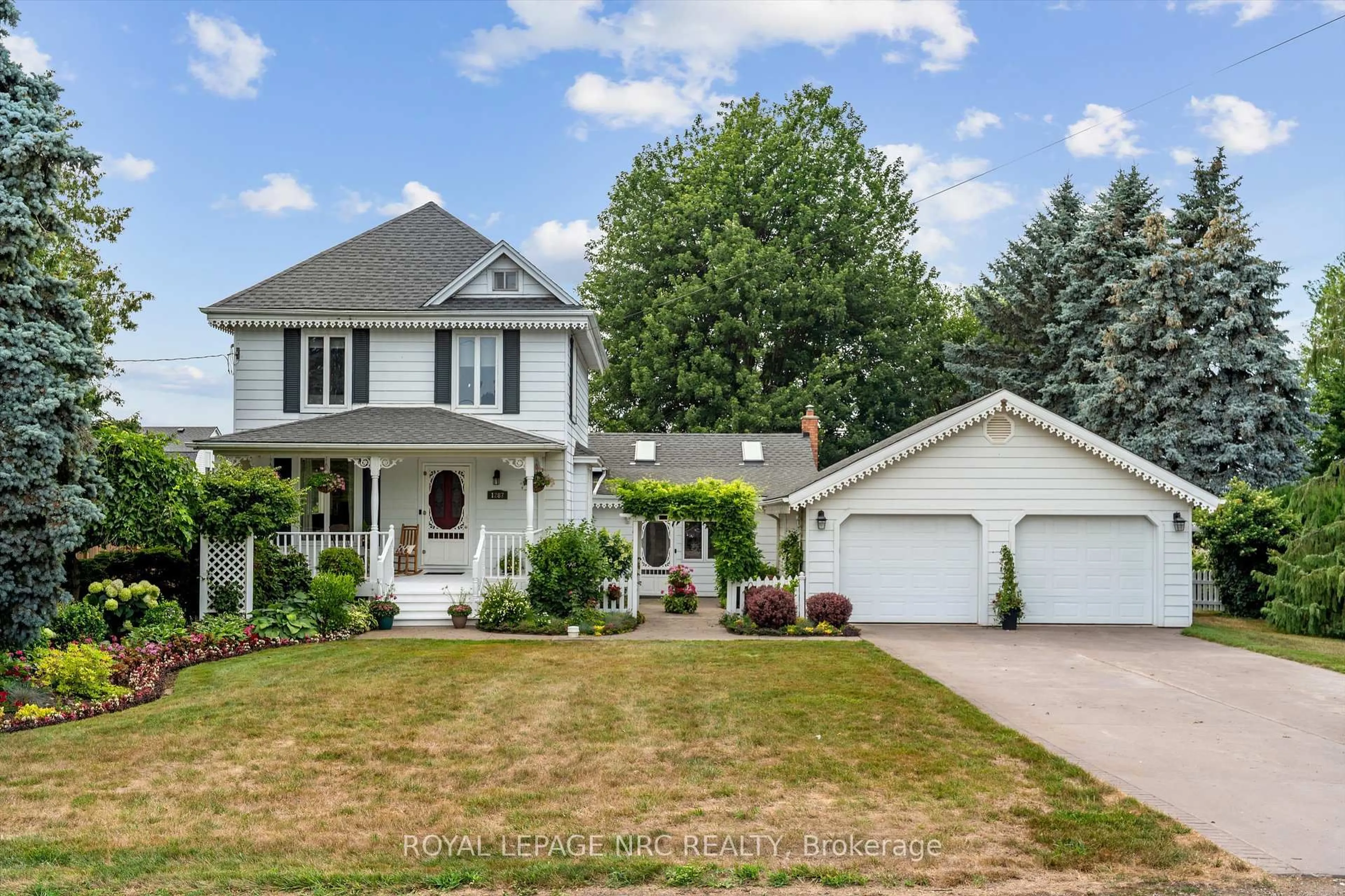 Home with vinyl exterior material, street for 1287 Third St, St. Catharines Ontario L2R 6P9