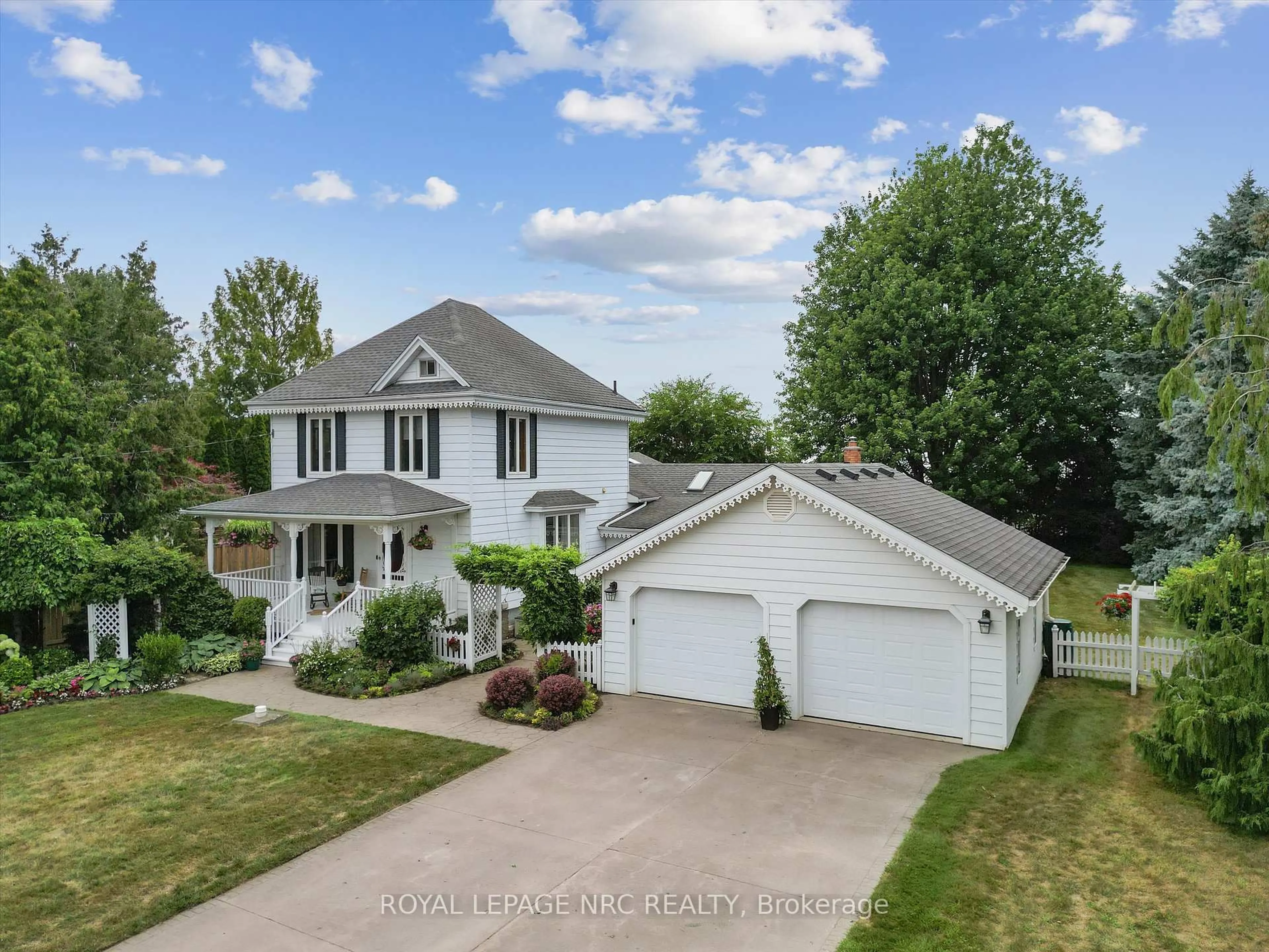 A pic from outside/outdoor area/front of a property/back of a property/a pic from drone, unknown for 1287 Third St, St. Catharines Ontario L2R 6P9