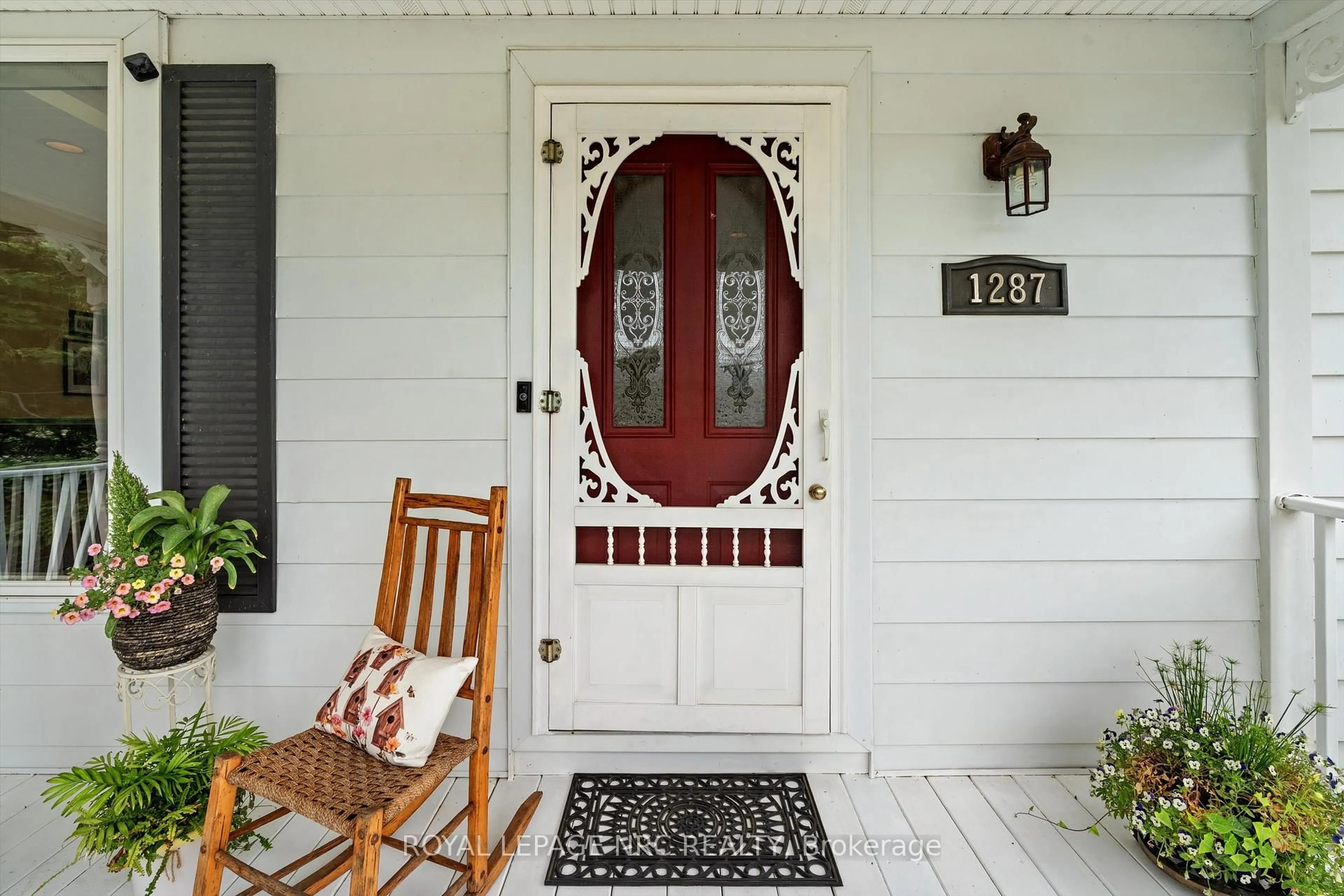 Indoor entryway for 1287 Third St, St. Catharines Ontario L2R 6P9