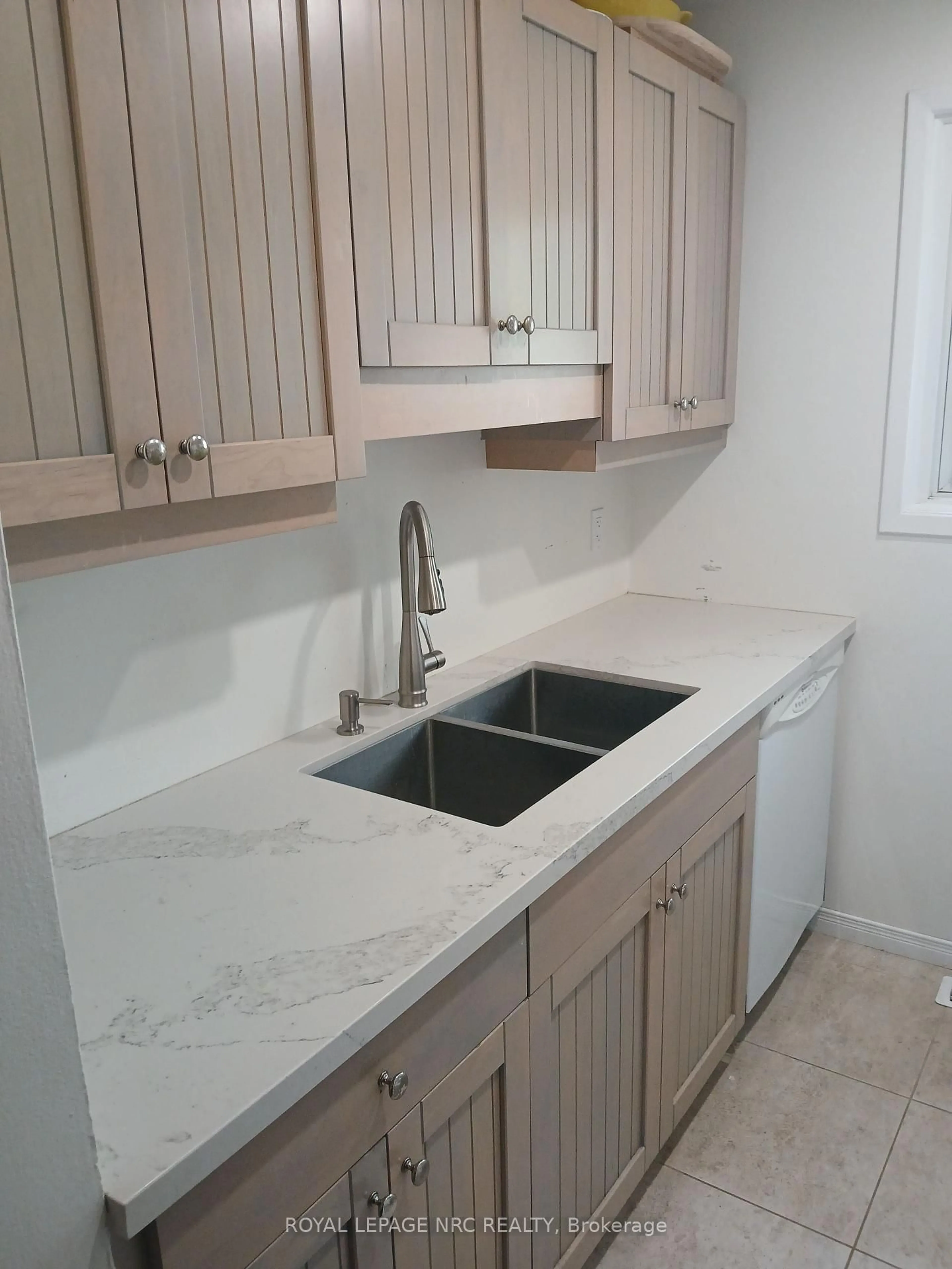 Standard kitchen, ceramic/tile floor for 302 Vine St #31, St. Catharines Ontario L2M 7M6