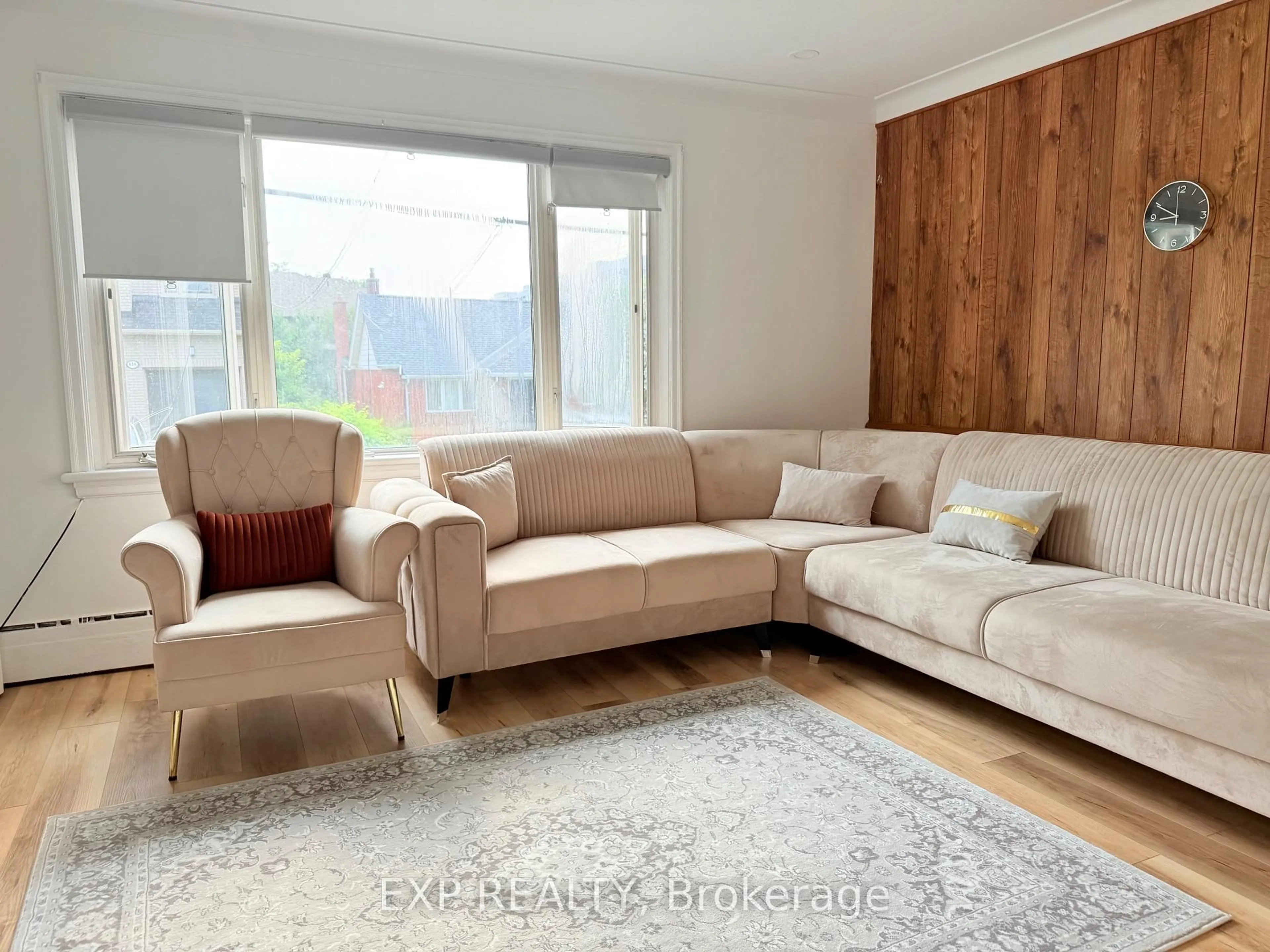 Living room with furniture, unknown for 435 Hilson Ave, Ottawa Ontario K1Z 6C2
