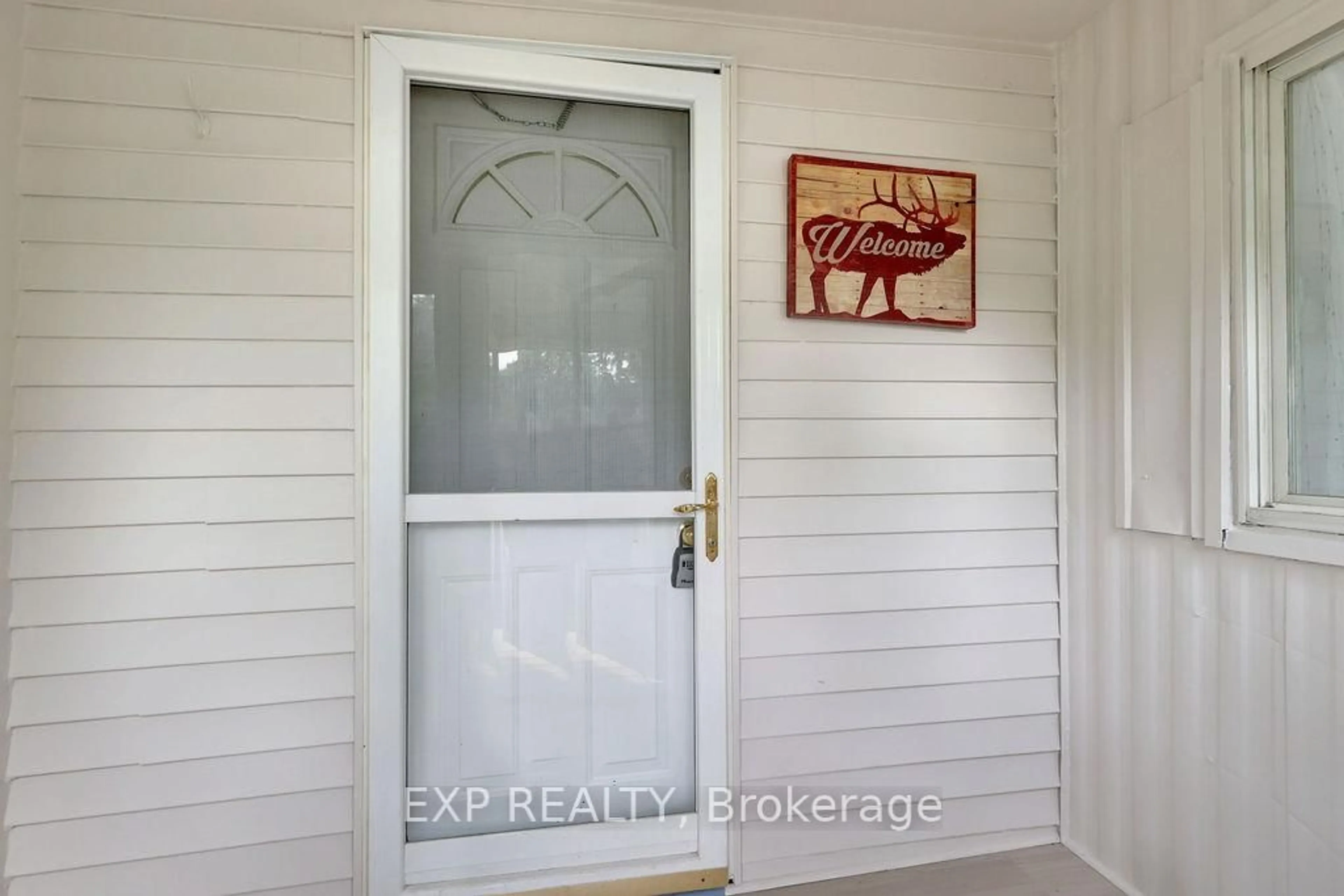 Indoor entryway for 64 Vanier Rd, Ottawa Ontario K2H 7P6