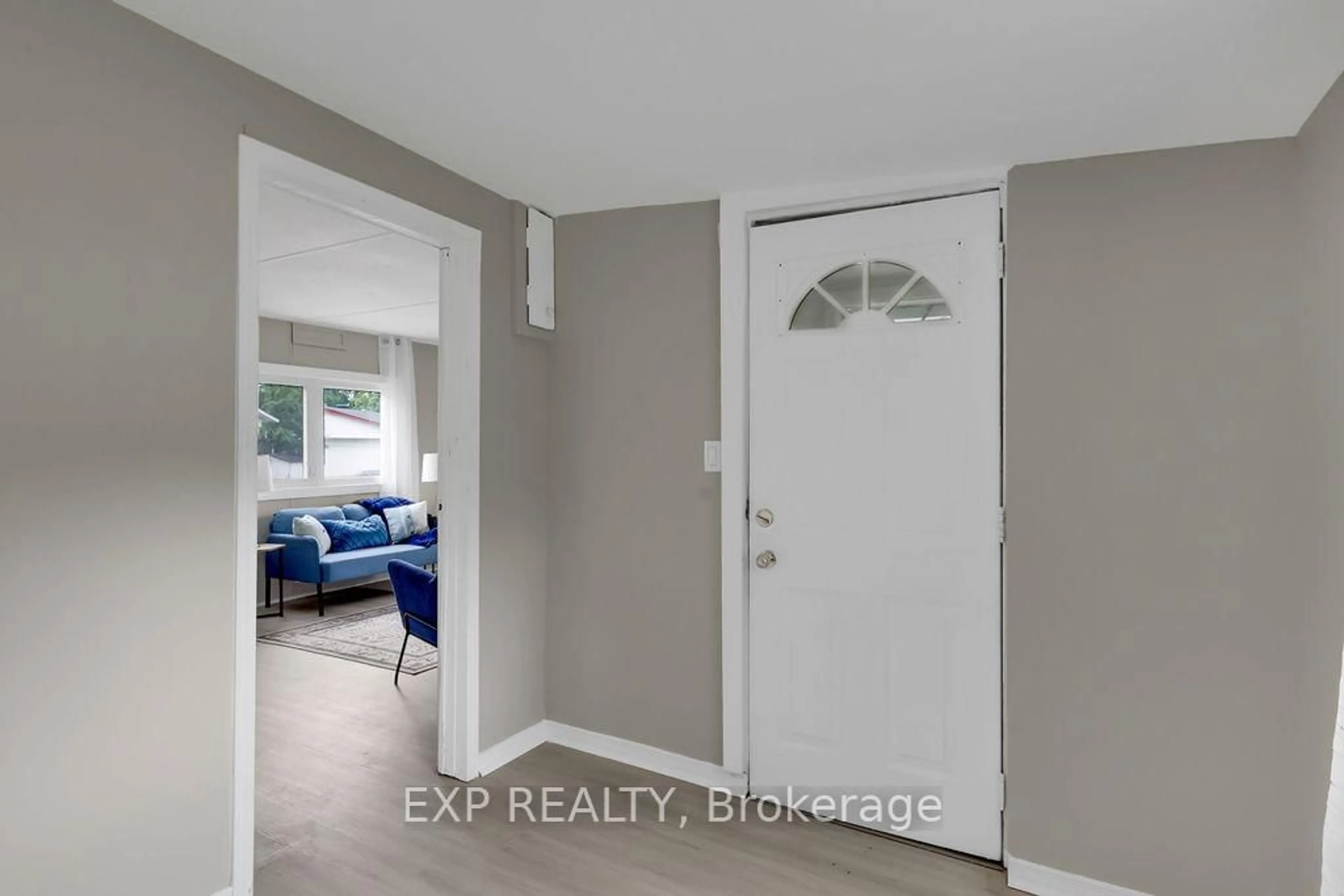 Indoor entryway for 64 Vanier Rd, Ottawa Ontario K2H 7P6