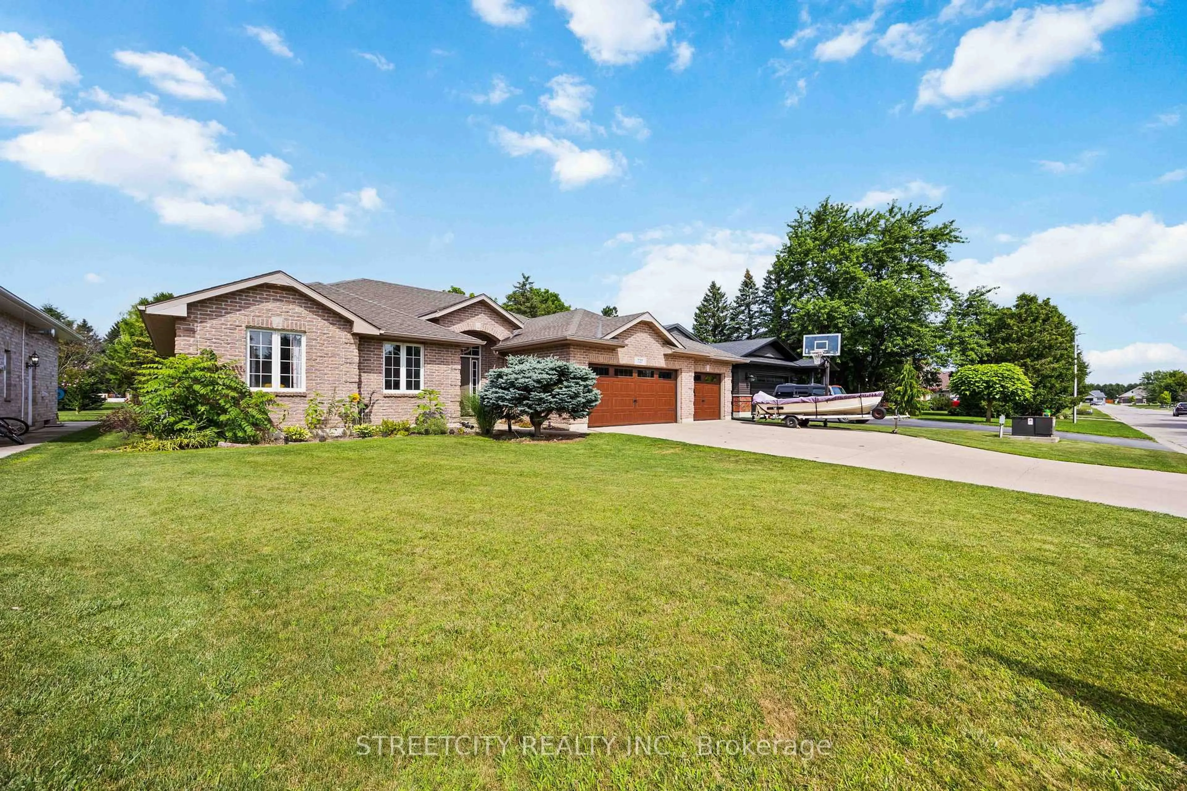 A pic from outside/outdoor area/front of a property/back of a property/a pic from drone, unknown for 727 Norman St, Plympton-Wyoming Ontario N0N 1J0