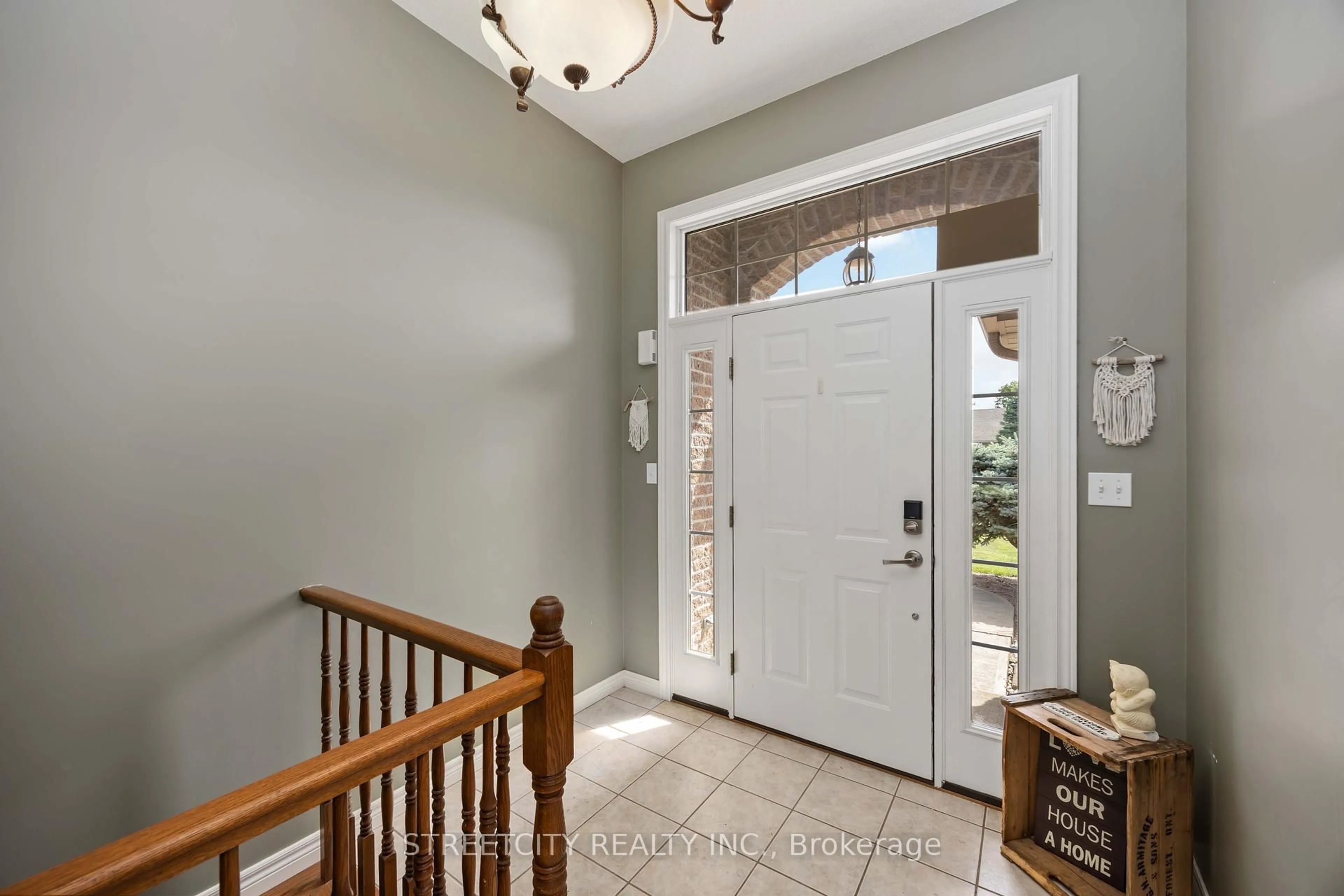 Indoor entryway for 727 Norman St, Plympton-Wyoming Ontario N0N 1J0