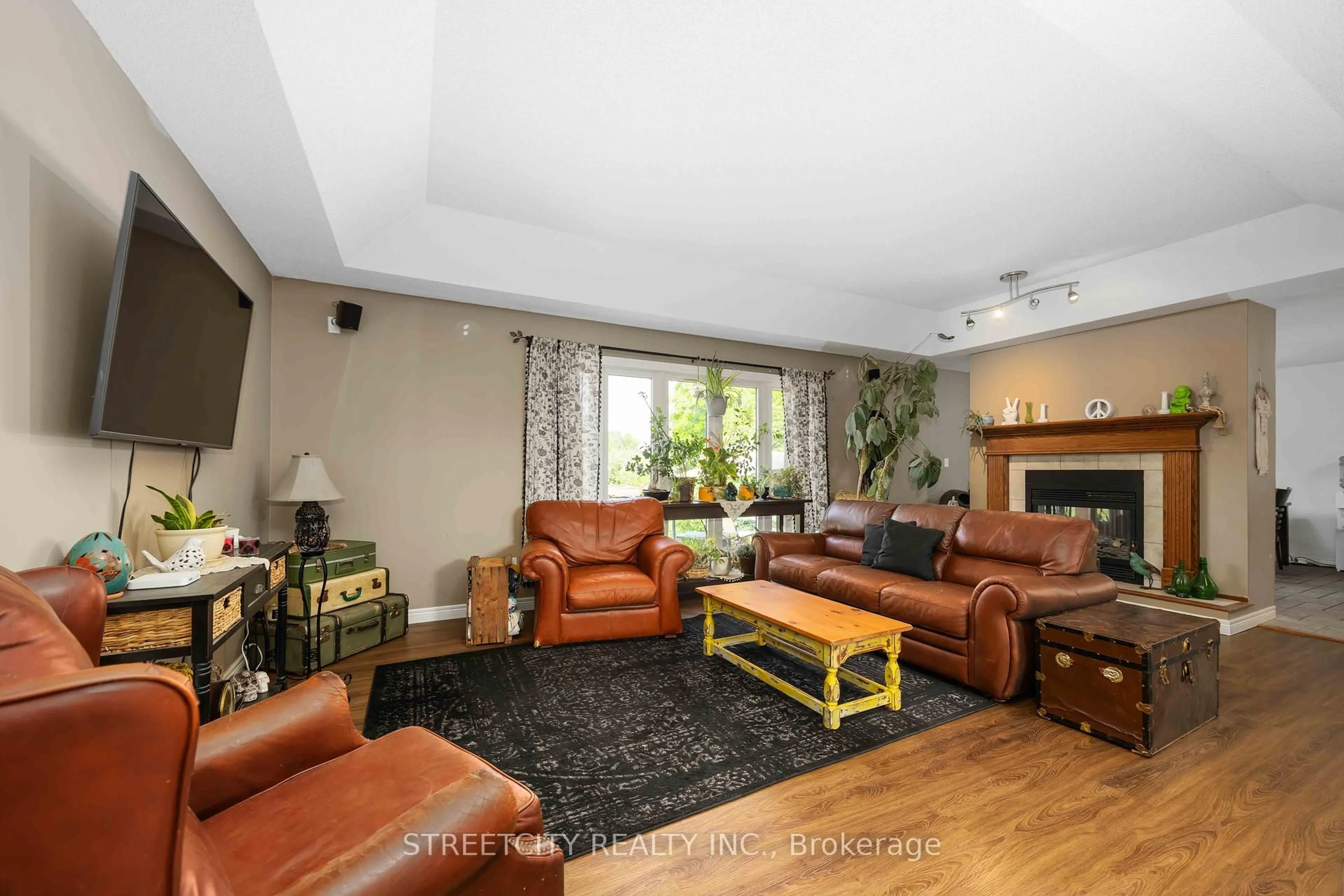 Living room with furniture, unknown for 727 Norman St, Plympton-Wyoming Ontario N0N 1J0