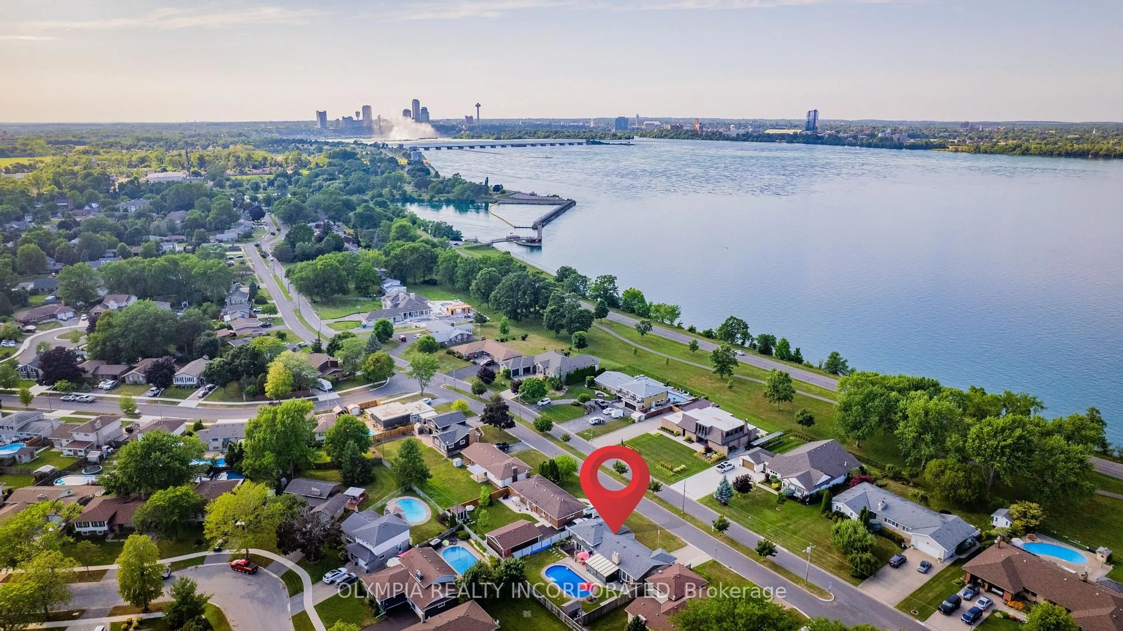 A pic from outside/outdoor area/front of a property/back of a property/a pic from drone, water/lake/river/ocean view for 8133 Sarah St, Niagara Falls Ontario L2G 6T9