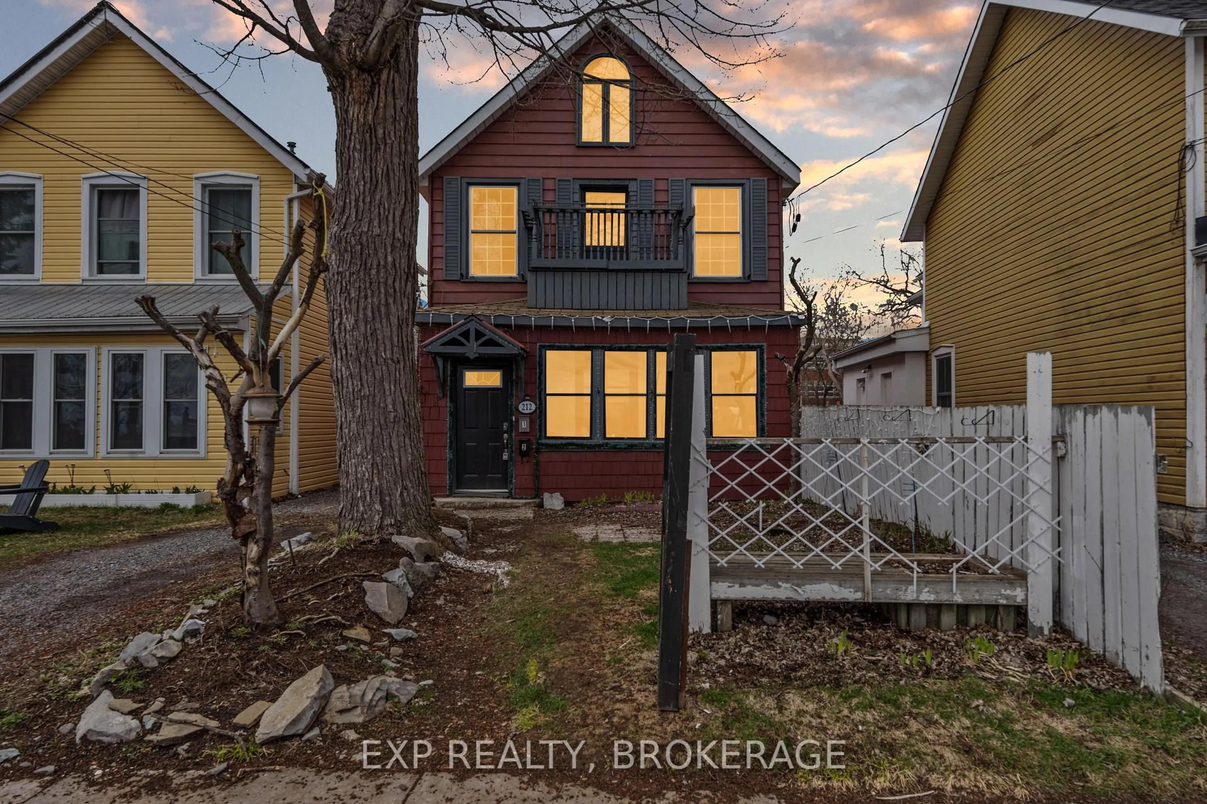 A pic from outside/outdoor area/front of a property/back of a property/a pic from drone, street for 212 RIDEAU St, Kingston Ontario K7K 3A4